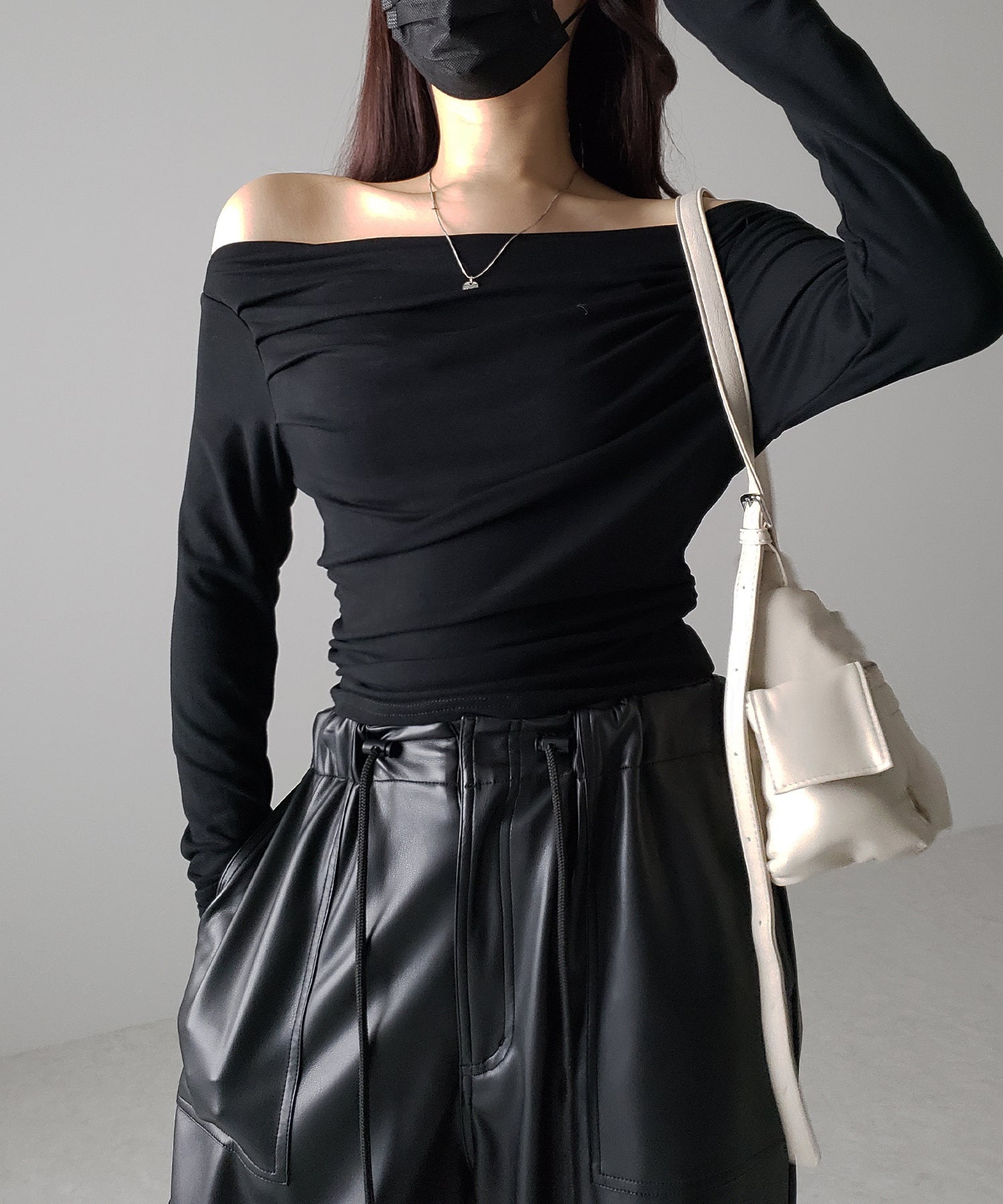 タックデザインドレープオフショルダートップス