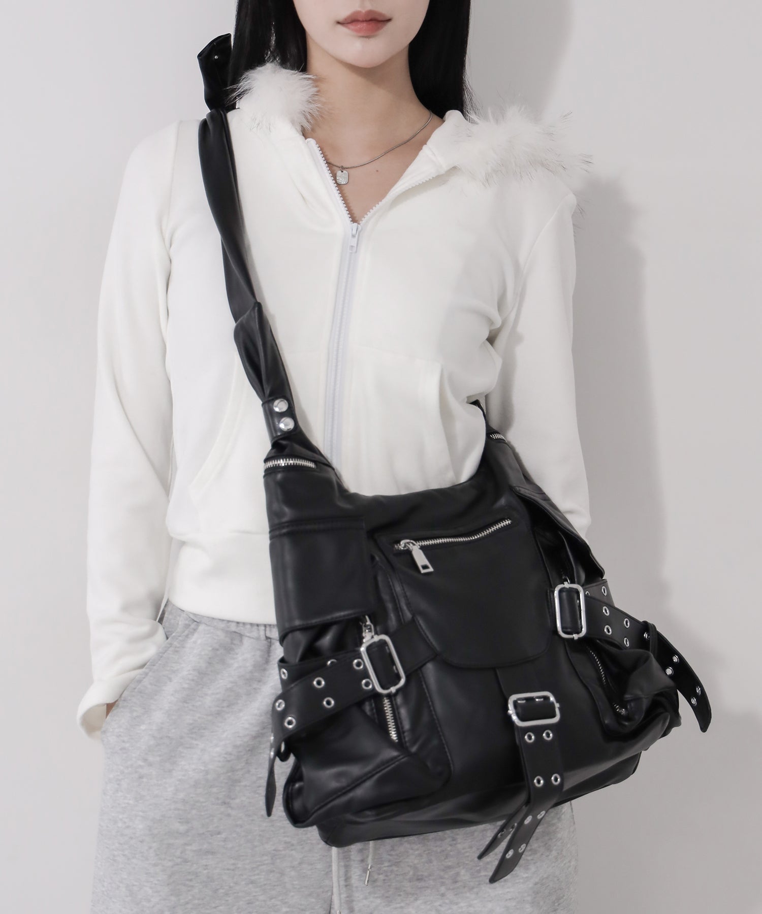 【 多ポケットで収納力抜群 】3連ベルテッド多ポケットフェイクレザーショルダーバッグ / Three belted multi pocket fake leather shoulder bag