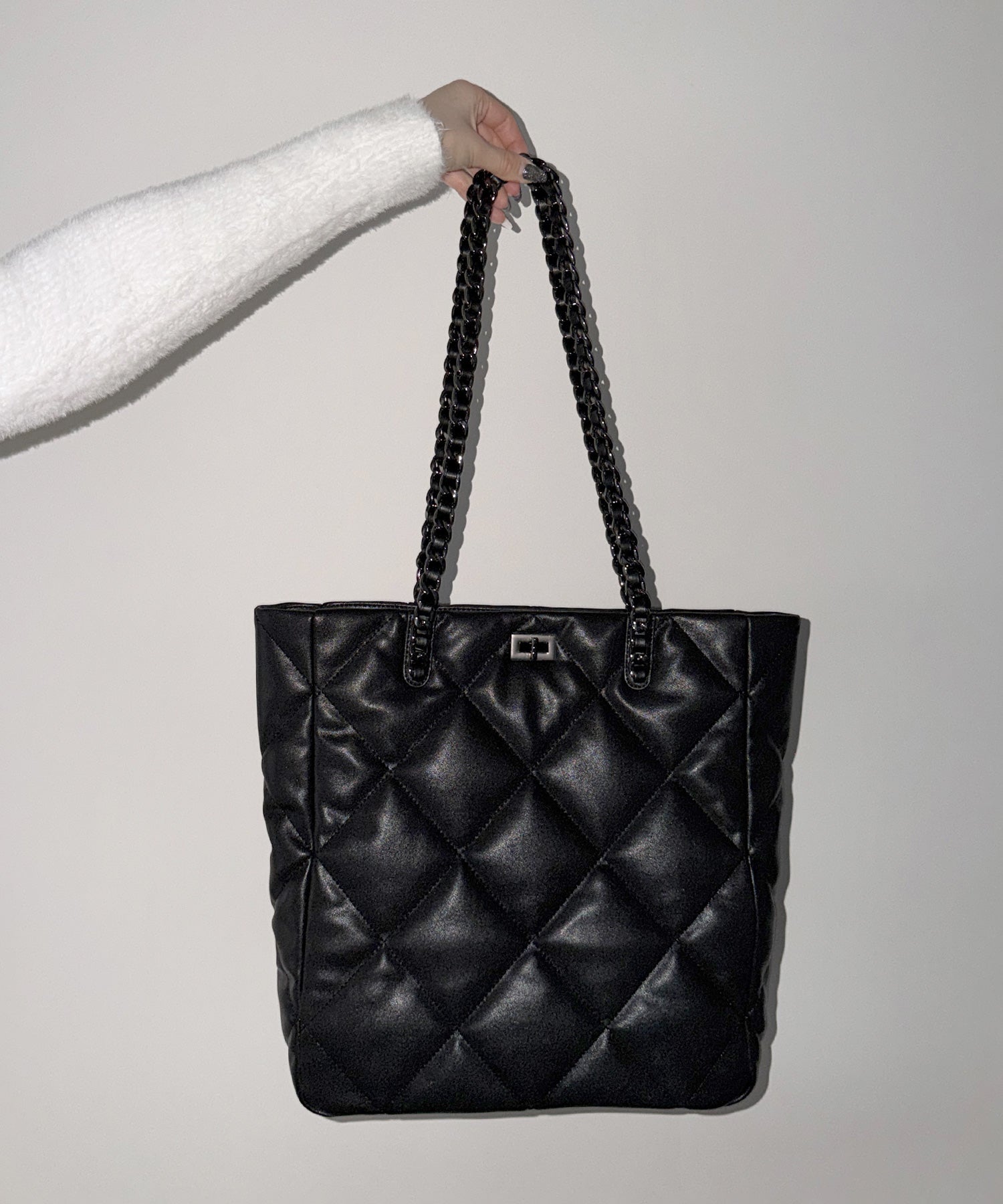 【 A4収納可 】キルティングスクエアチェーンバッグ/ quilted square chain bag