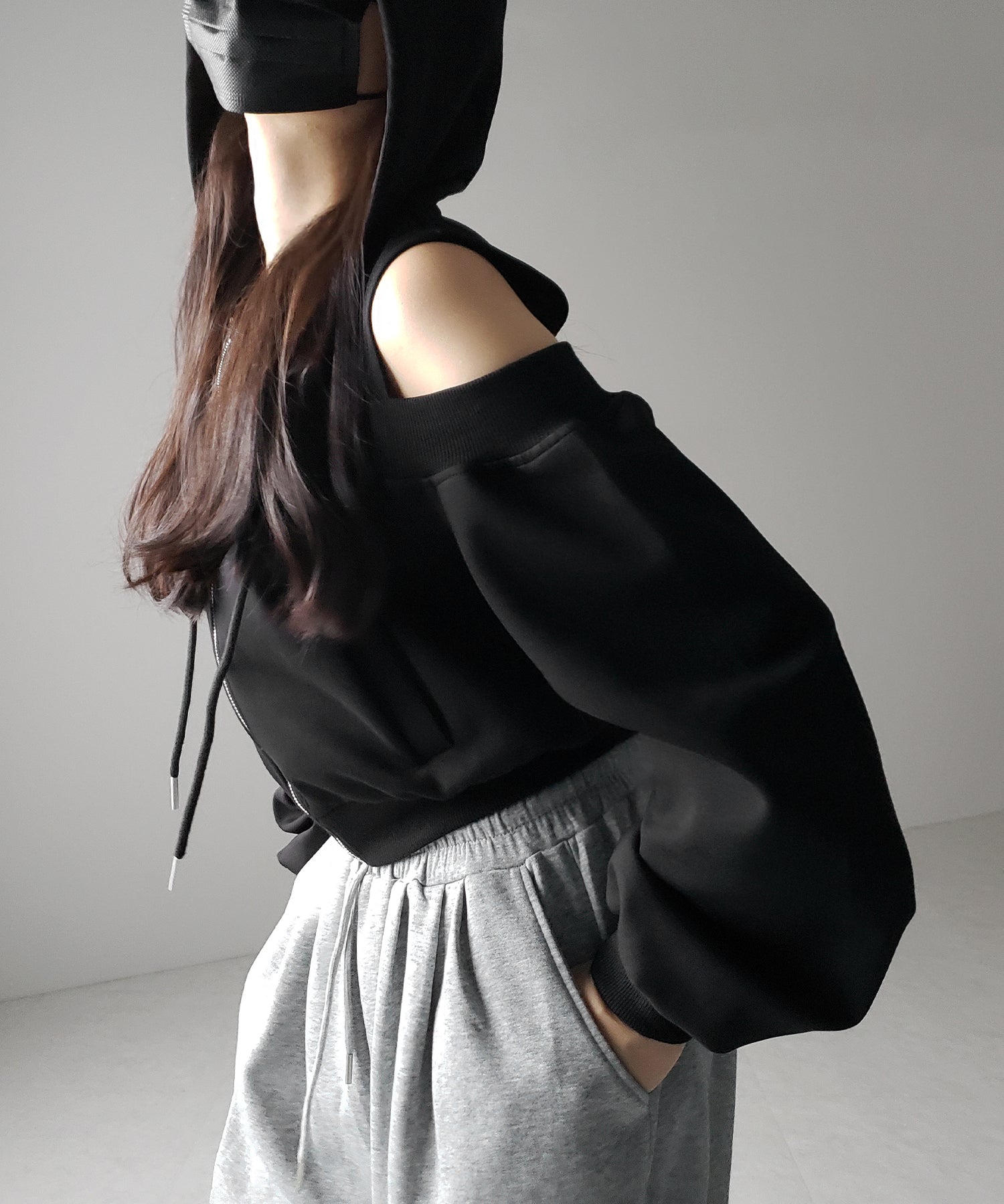 オープンショルダーカットアウトジップアップパーカー / open shoulder cut out zip up hoodie