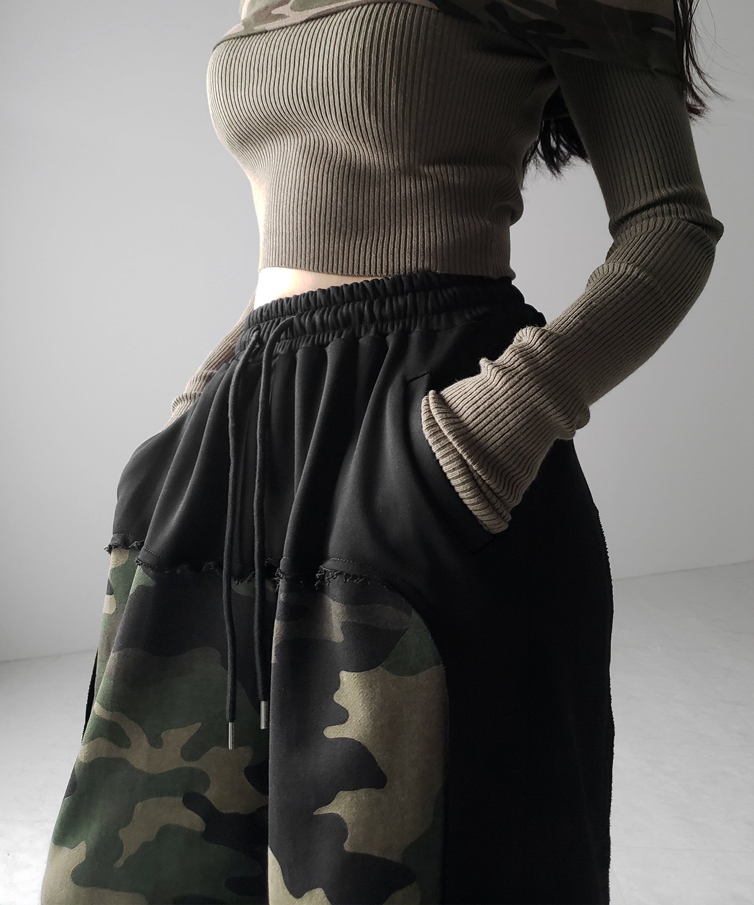 【 裾絞り可能2WAY 】カモフラドッキングミリタリーワイドスウェットパンツ / camouflage docking military wide sweat pants