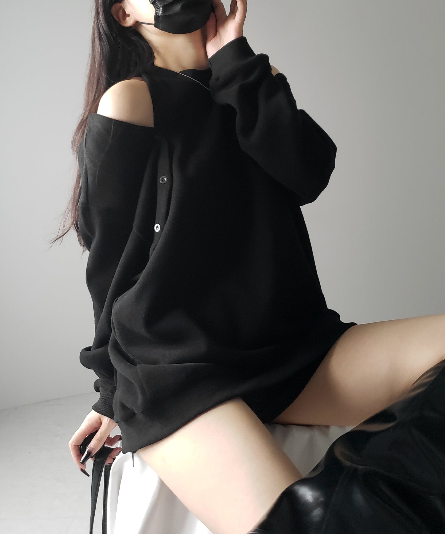 オープンショルダーカットアウトオーバースウェット / open shoulder cutout over sweat