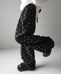 FREE / BLACK