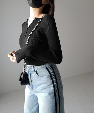 キーネックボタンデザインクロップドリブニット