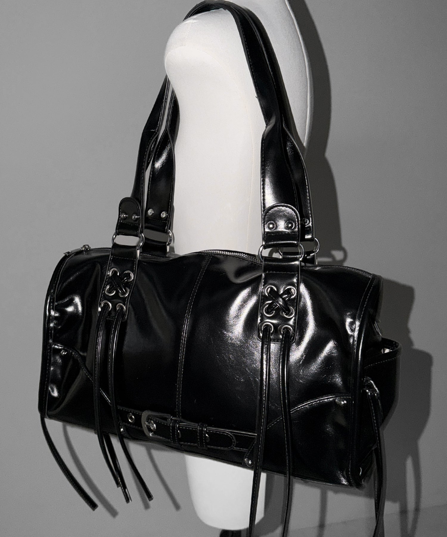 【 ショルダーストラップ付き2WAY 】レースアップベルテッドフリンジボストンショルダーバッグ/lace up belted fringe boston shoulder bag