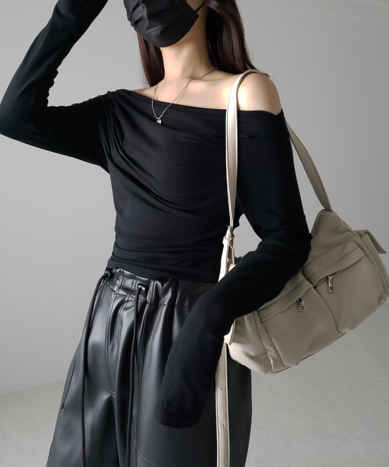 タックデザインドレープオフショルダートップス