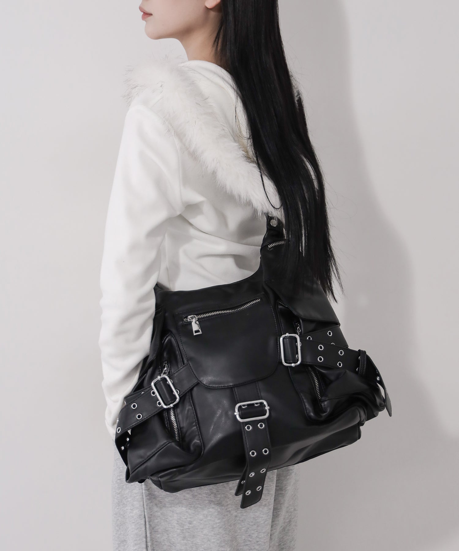 【 多ポケットで収納力抜群 】3連ベルテッド多ポケットフェイクレザーショルダーバッグ / Three belted multi pocket fake leather shoulder bag