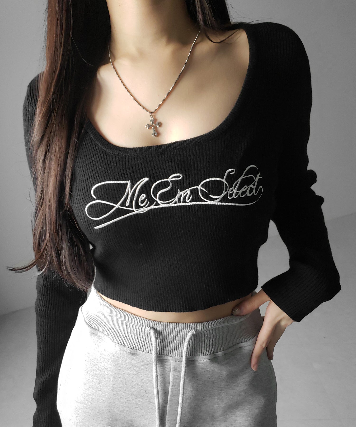 レタリングロゴ刺繍スクエアネックショートリブニットトップス / lettering logo embroidery square neck short rib knit tops