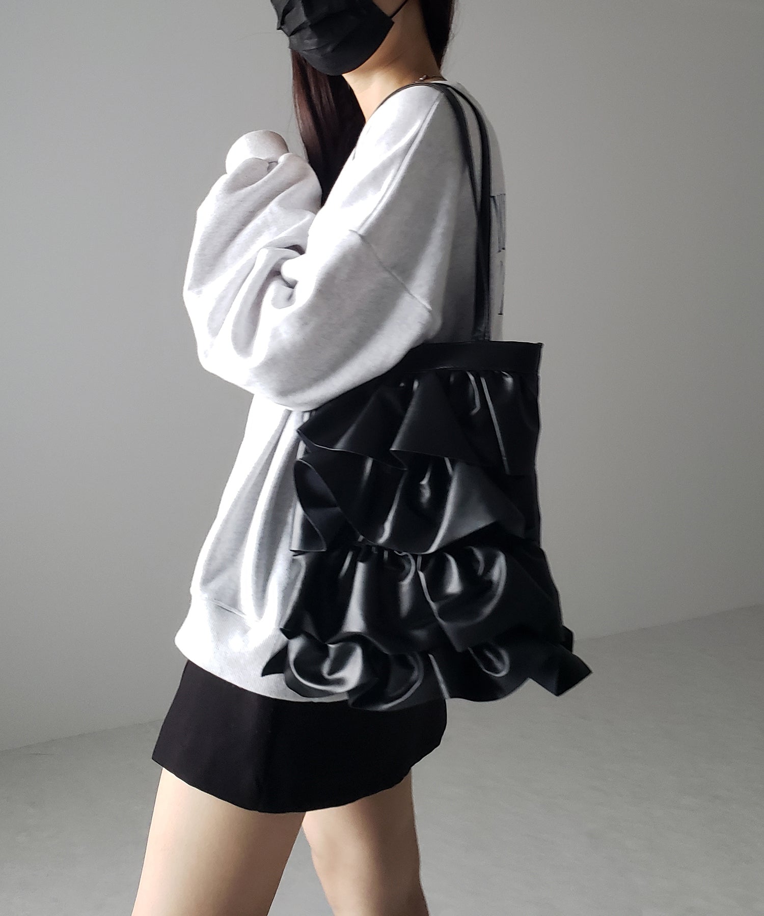 【 2color 】フリルフェイクレザーショルダーバッグ