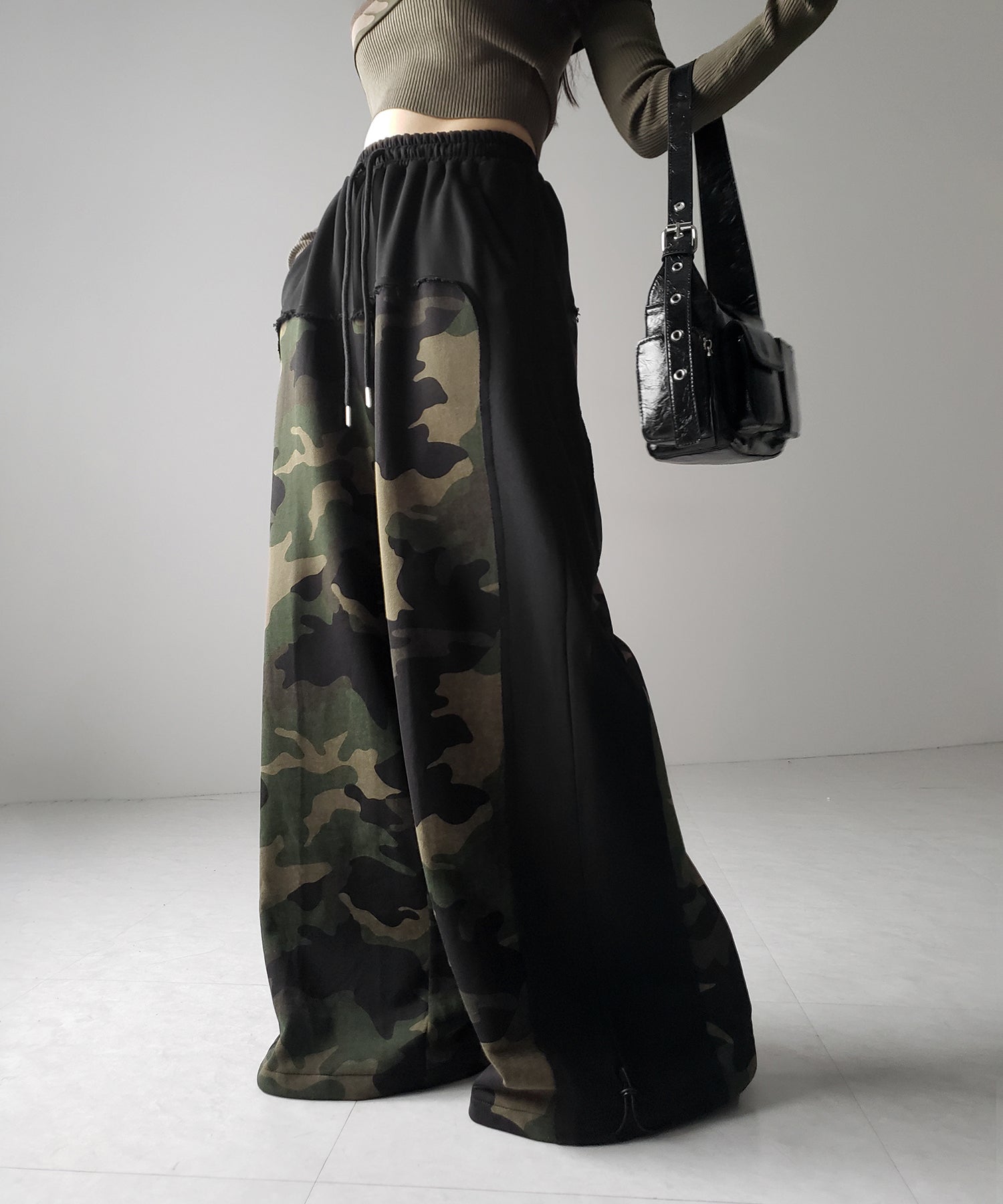 【 裾絞り可能2WAY 】カモフラドッキングミリタリーワイドスウェットパンツ / camouflage docking military wide sweat pants