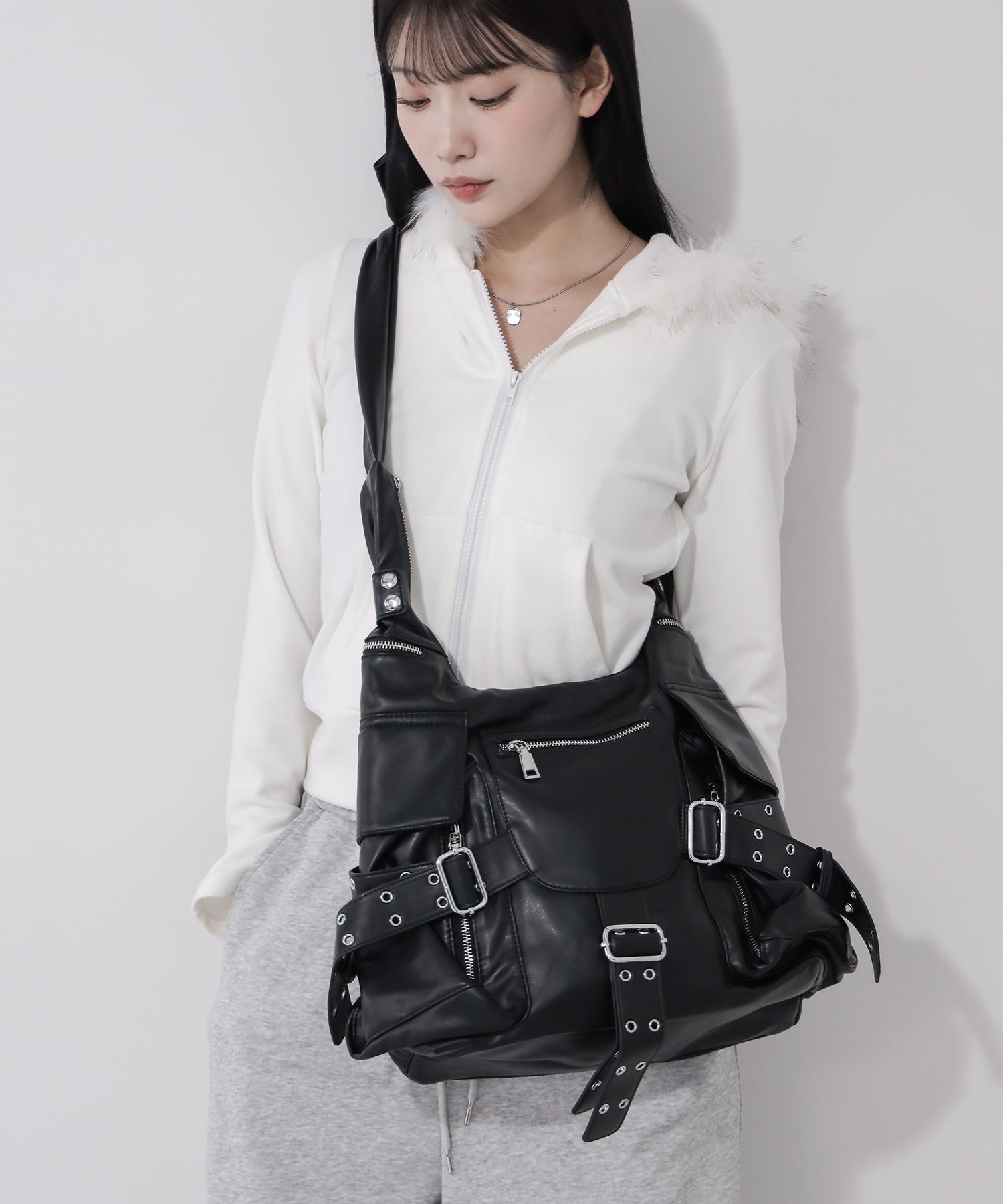 【 多ポケットで収納力抜群 】3連ベルテッド多ポケットフェイクレザーショルダーバッグ / Three belted multi pocket fake leather shoulder bag