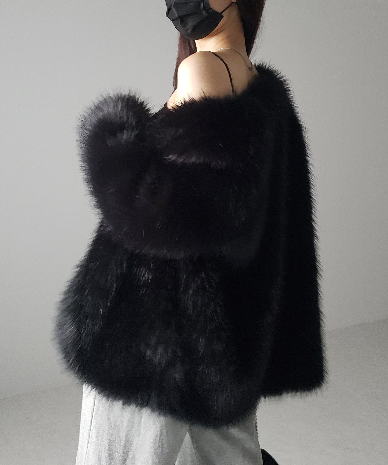 ノーカラーボリュームフェイクファーコート