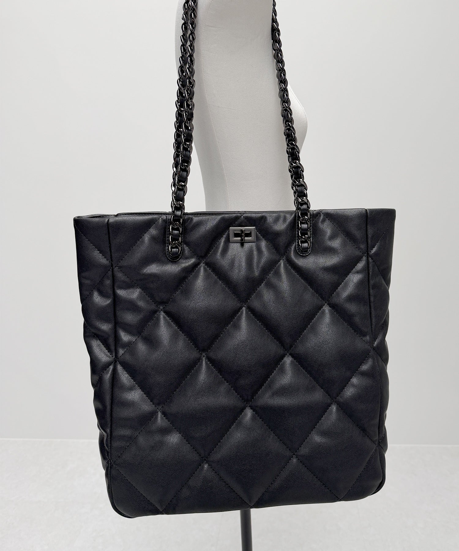 【 A4収納可 】キルティングスクエアチェーンバッグ/ quilted square chain bag