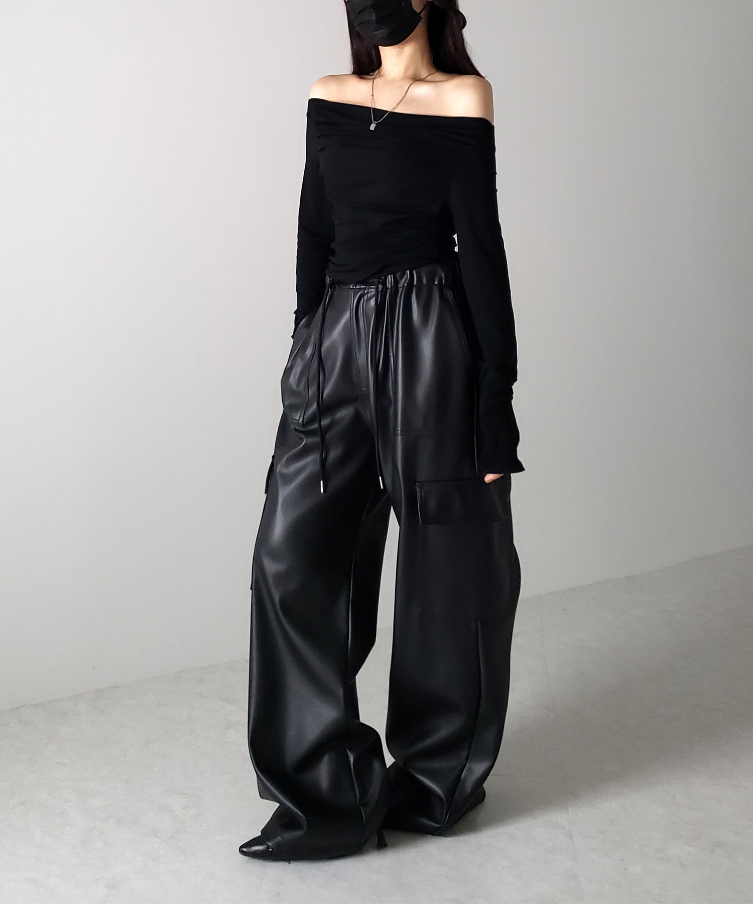 タックデザインドレープオフショルダートップス