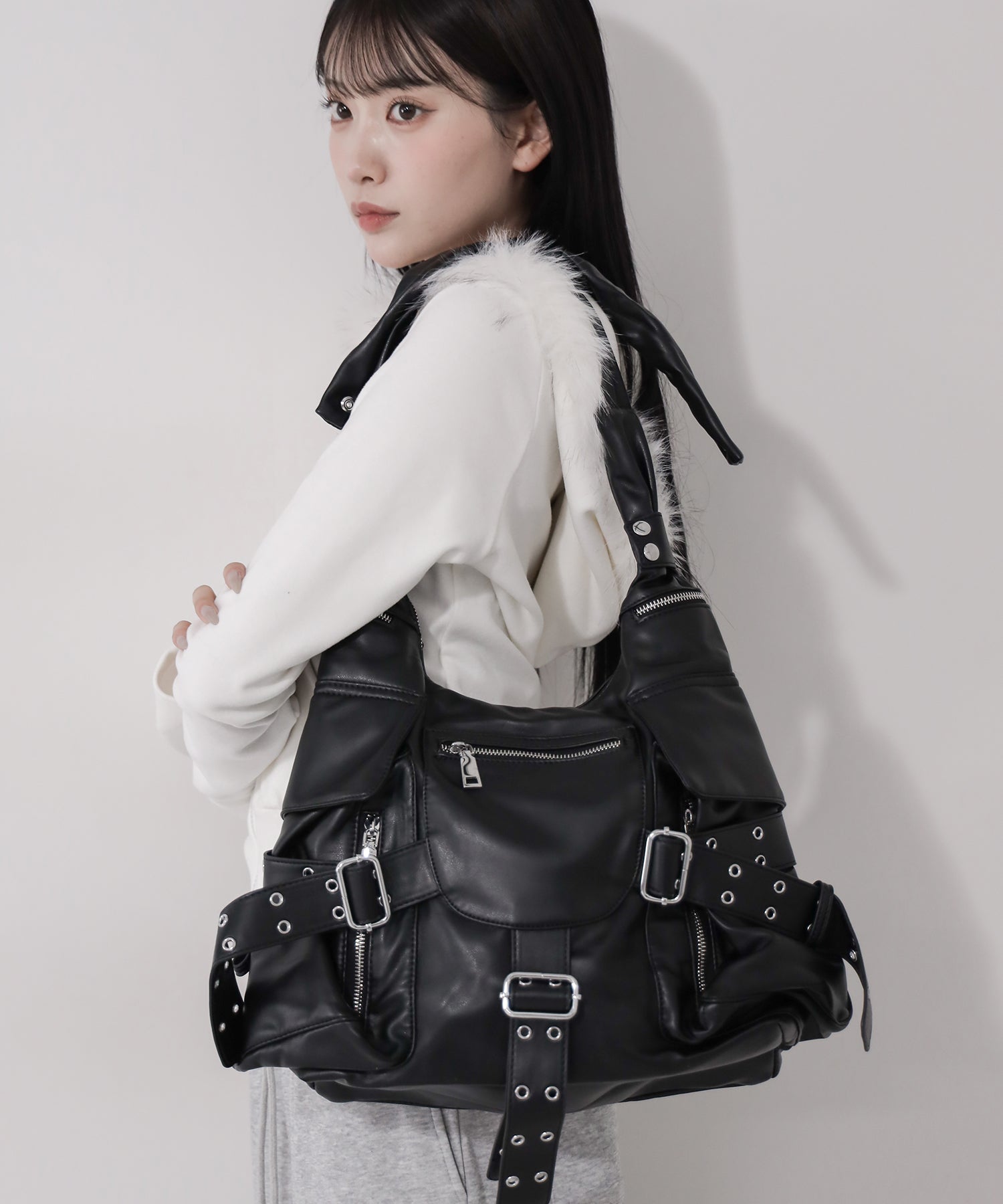 【 多ポケットで収納力抜群 】3連ベルテッド多ポケットフェイクレザーショルダーバッグ / Three belted multi pocket fake leather shoulder bag