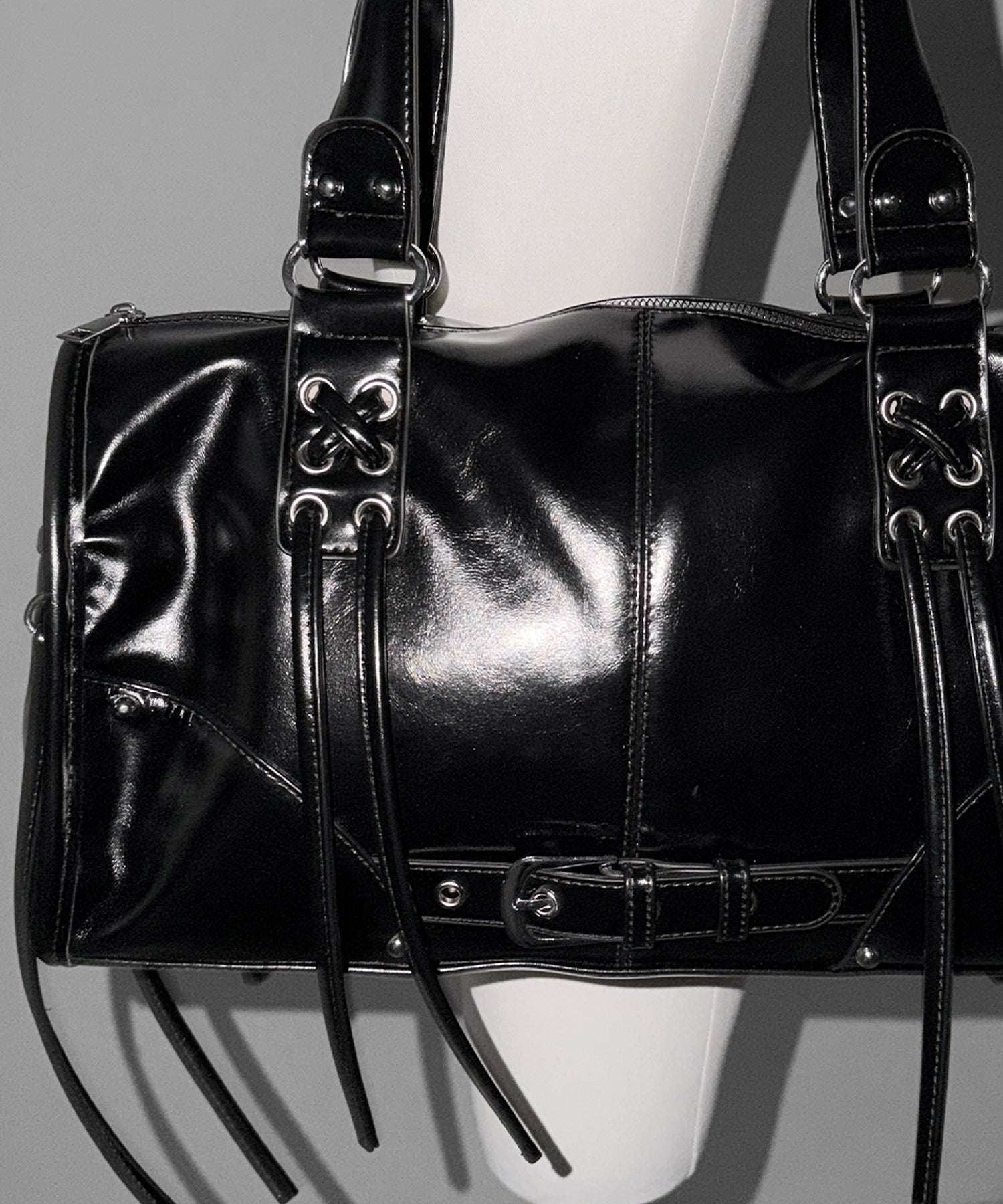 【 ショルダーストラップ付き2WAY 】レースアップベルテッドフリンジボストンショルダーバッグ/lace up belted fringe boston shoulder bag