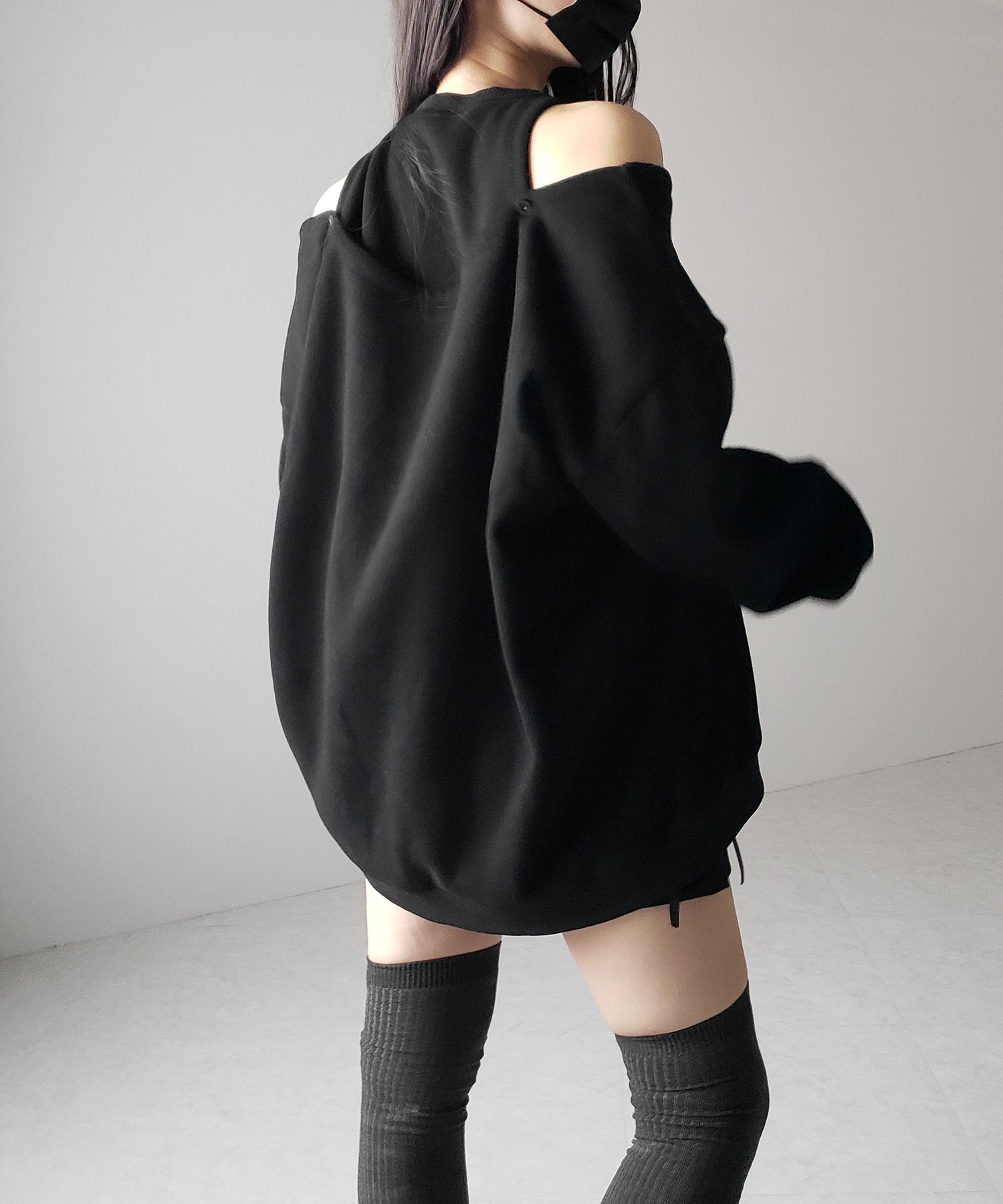 オープンショルダーカットアウトオーバースウェット / open shoulder cutout over sweat
