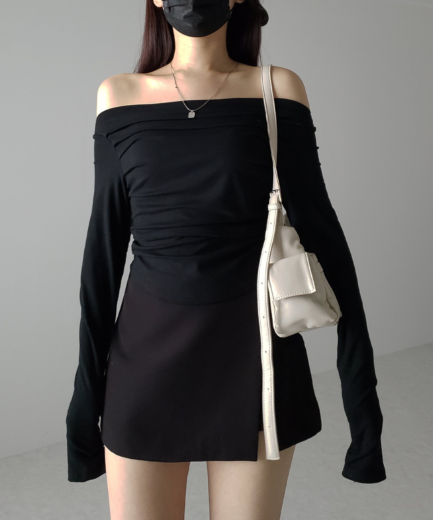 タックデザインドレープオフショルダートップス