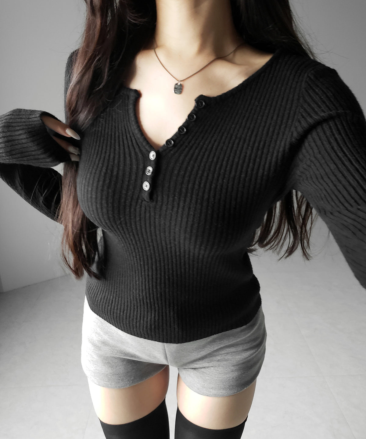 フロントボタンヘンリーネックスリムリブニット / Front button henley neck slim rib knit