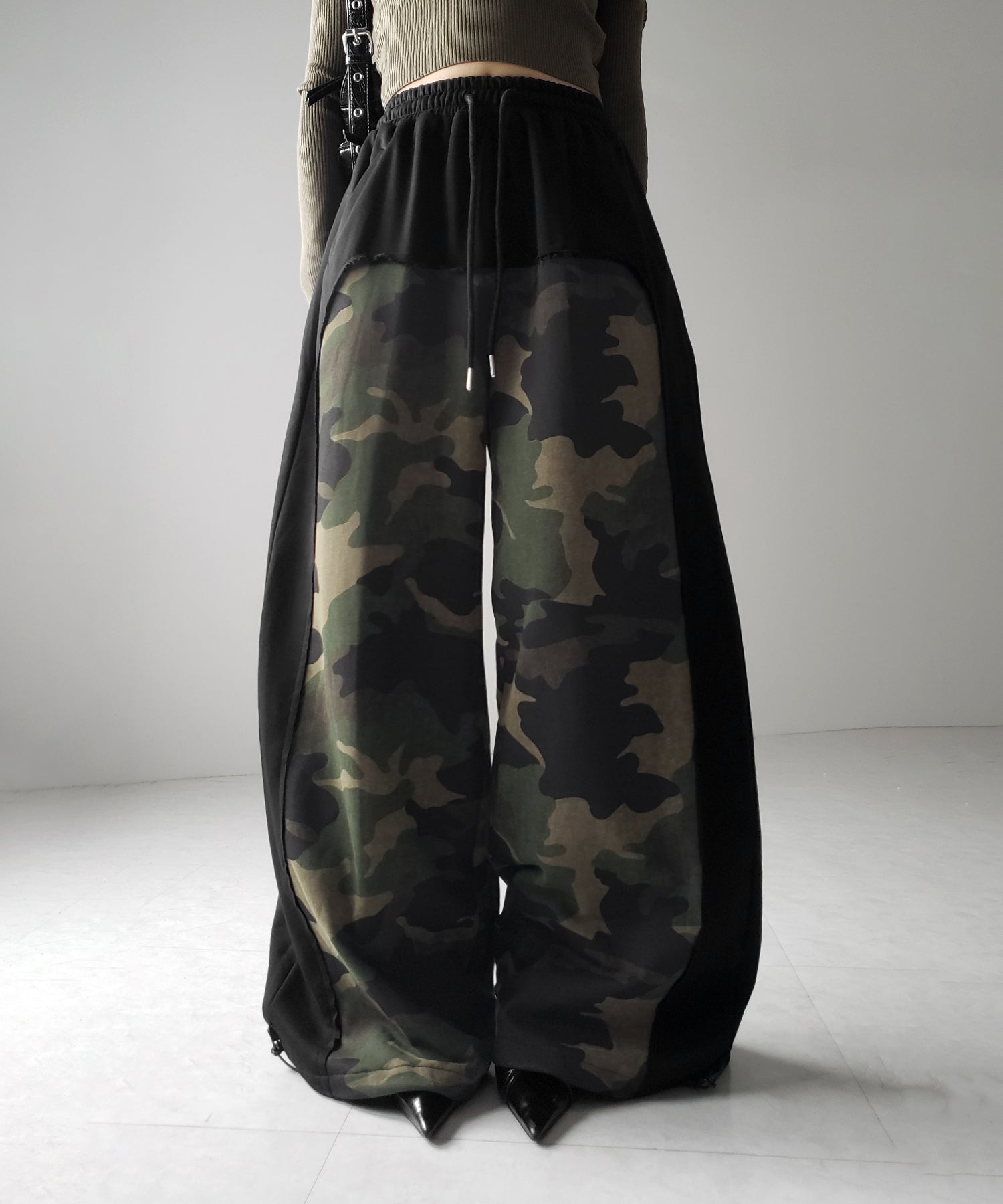 【 裾絞り可能2WAY 】カモフラドッキングミリタリーワイドスウェットパンツ / camouflage docking military wide sweat pants
