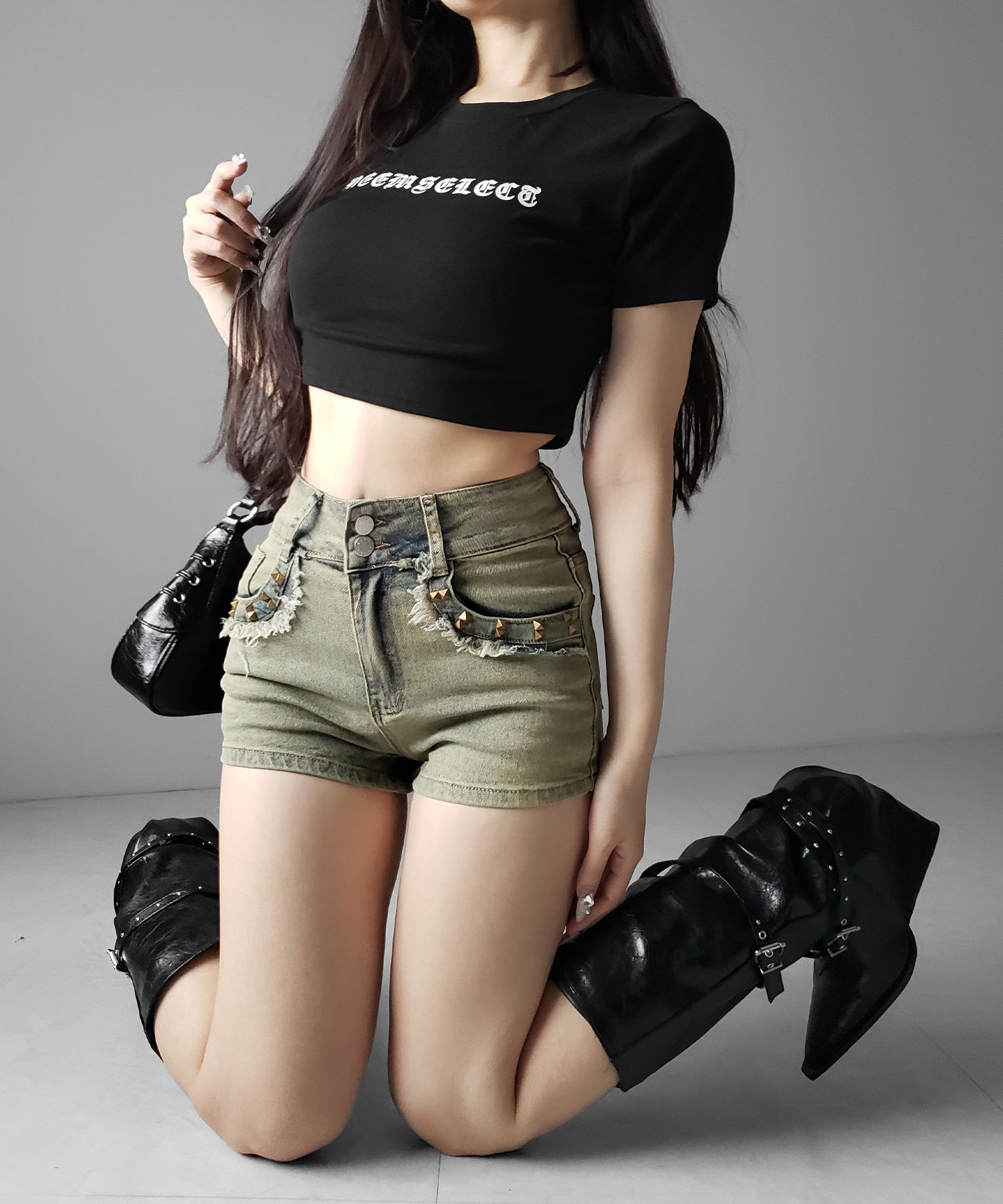 ヴィンテージライクスタッズスリムフィットデニムショートパンツ / vintage like studded slim-fit denim shorts