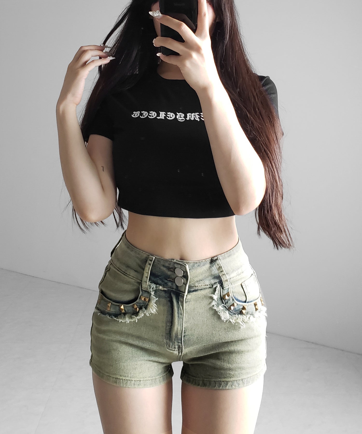 ヴィンテージライクスタッズスリムフィットデニムショートパンツ / vintage like studded slim-fit denim shorts
