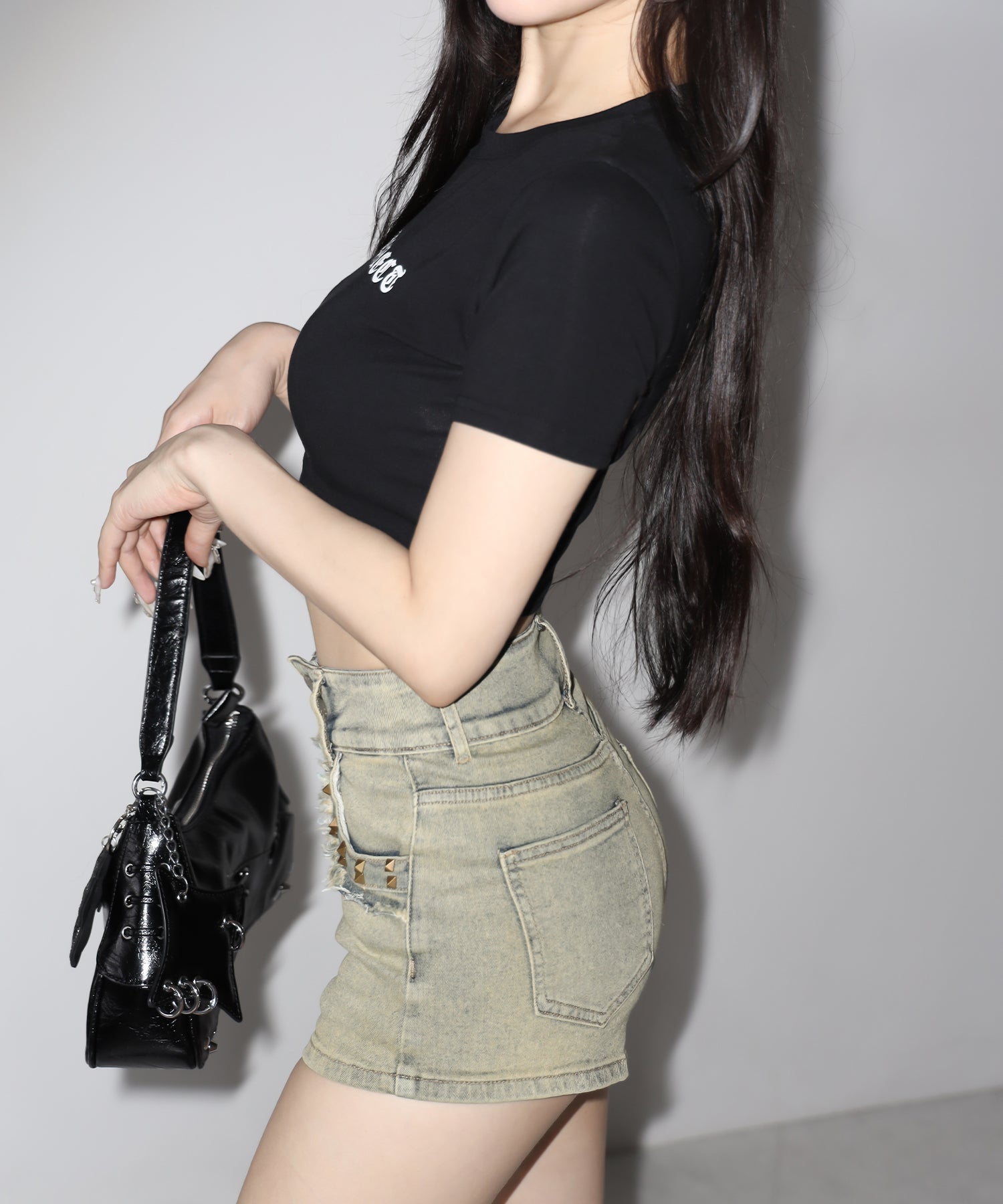 ヴィンテージライクスタッズスリムフィットデニムショートパンツ / vintage like studded slim-fit denim shorts