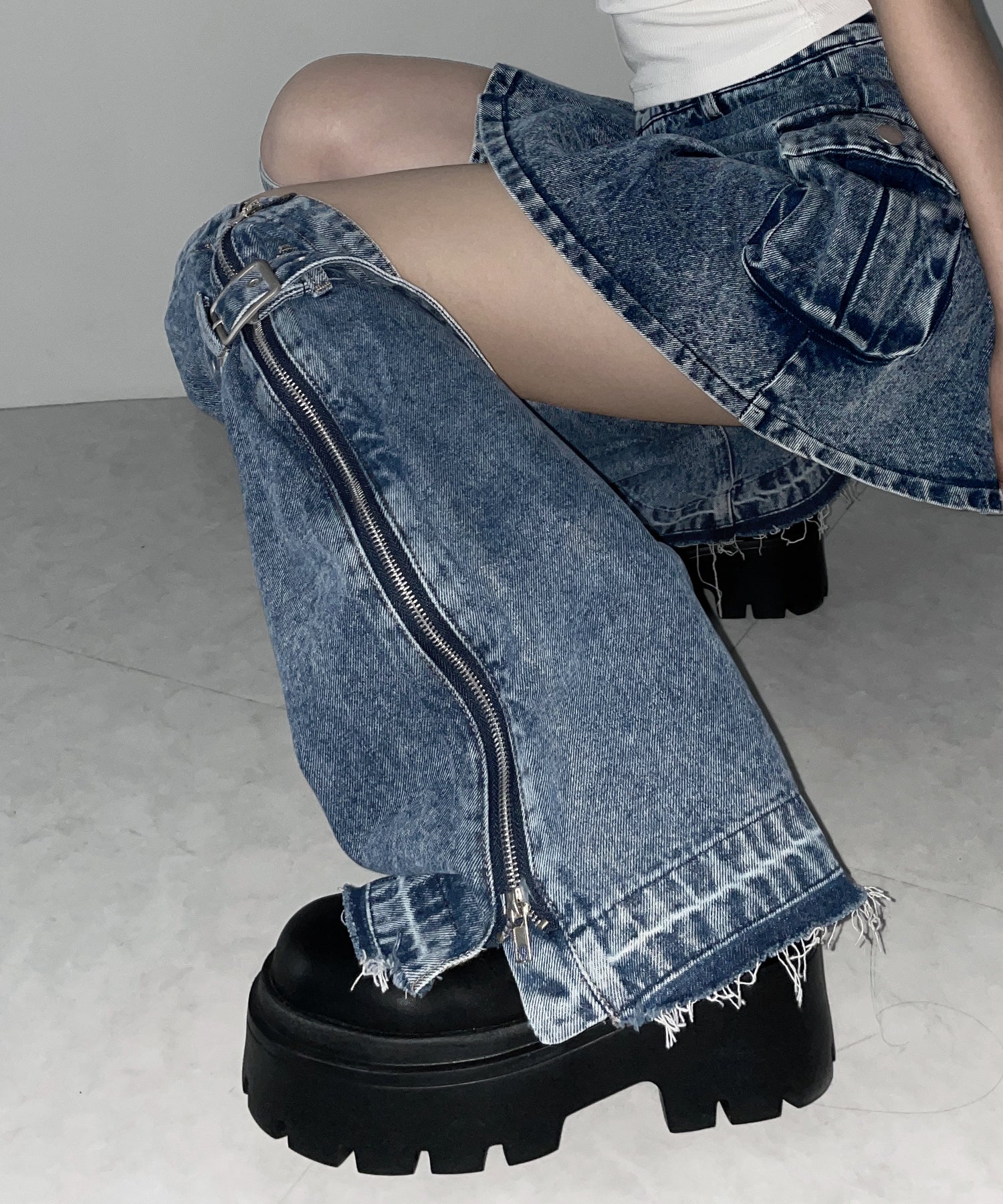 ベルテッドサイドジップデニムレッグカバー / Belted side zip denim leg cover