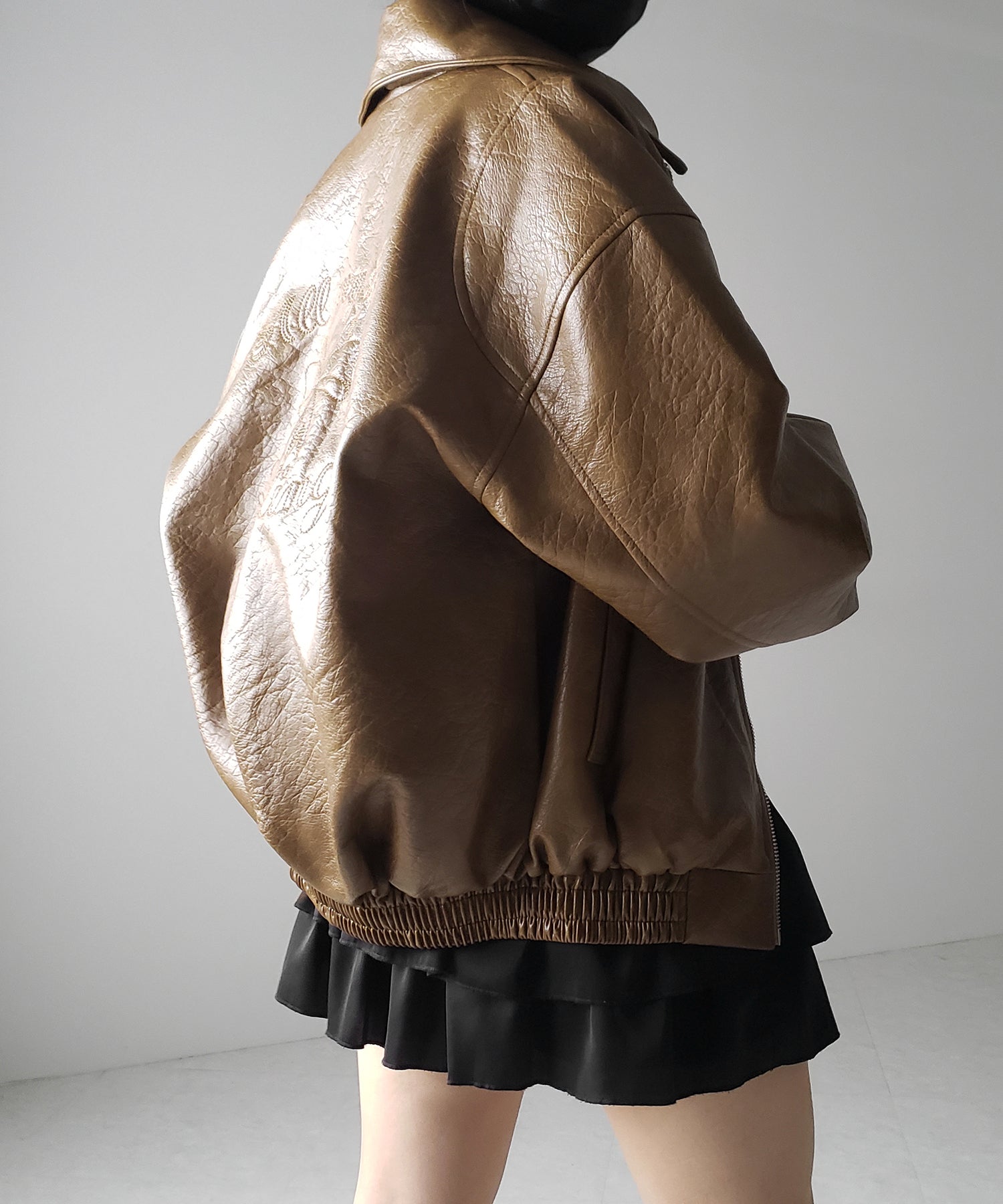 【 2color 】バックリボン刺繍ヴィンテージライクフェイクレザーブルゾン / back ribbon vintage like fake leather blouson