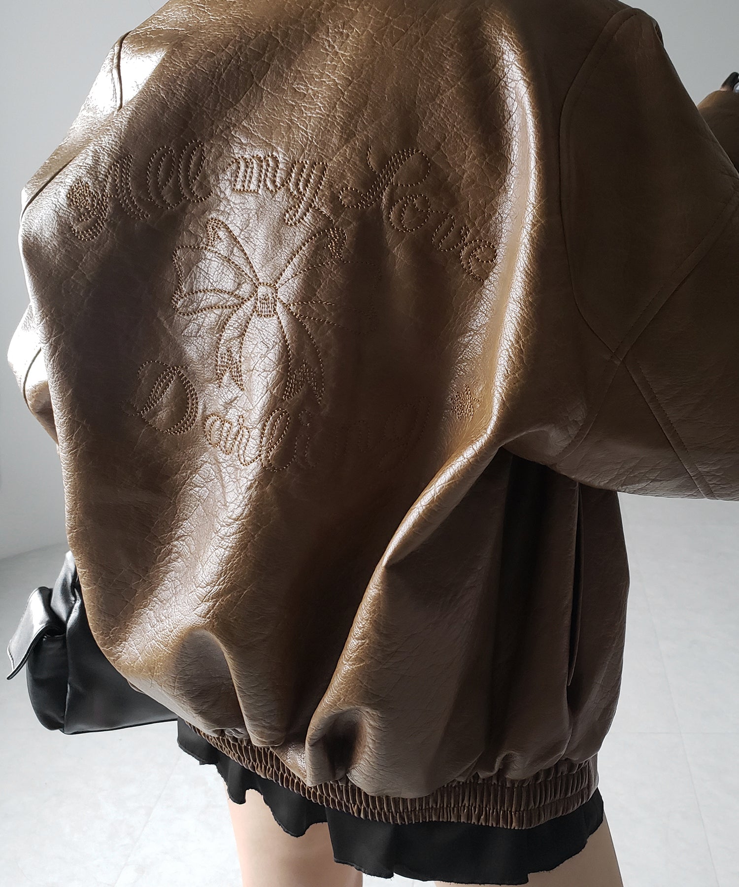 【 2color 】バックリボン刺繍ヴィンテージライクフェイクレザーブルゾン / back ribbon vintage like fake leather blouson