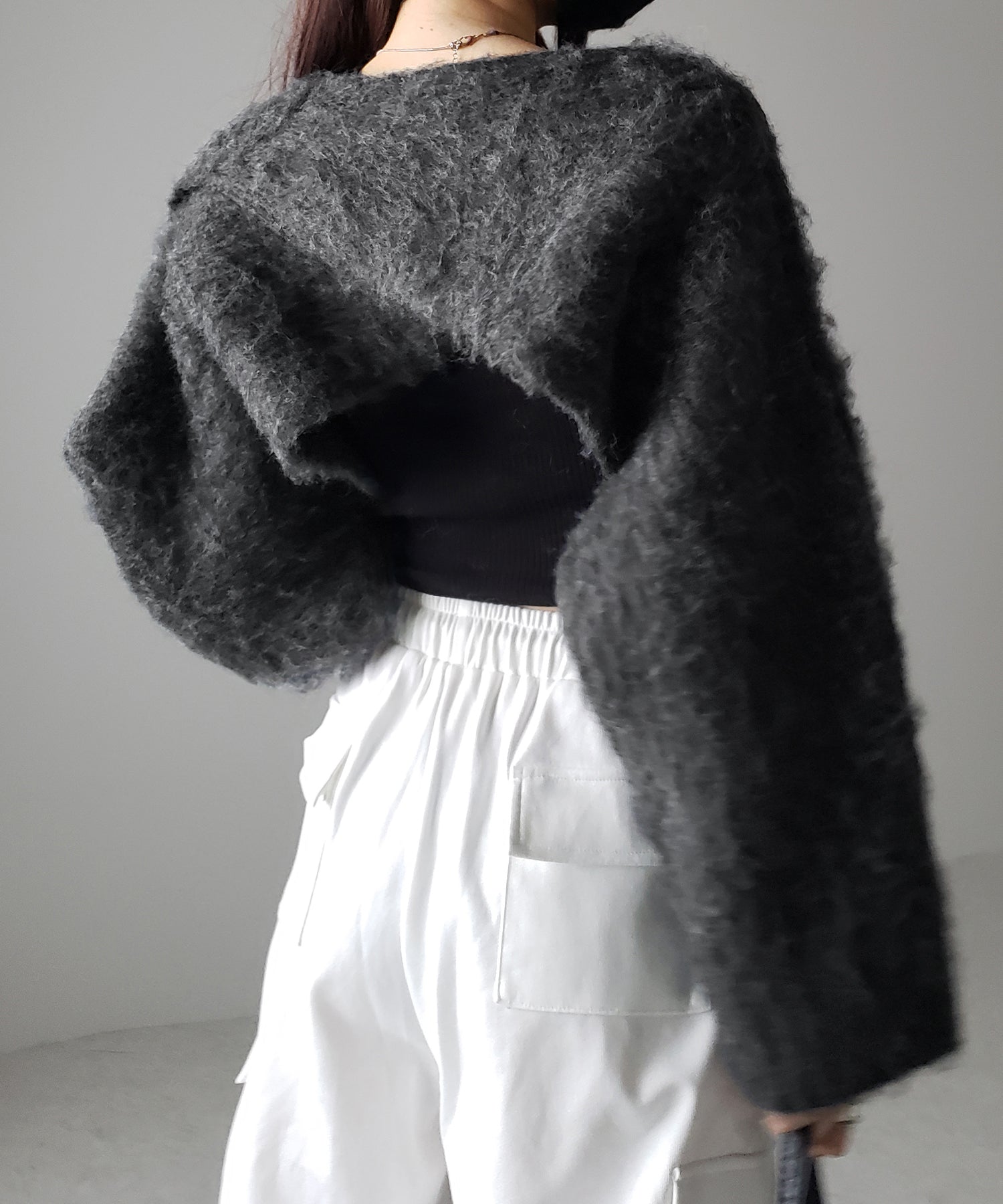 【 前後で着られる2WAY 】クロスデザインモヘアライクシャギーショートリブニット