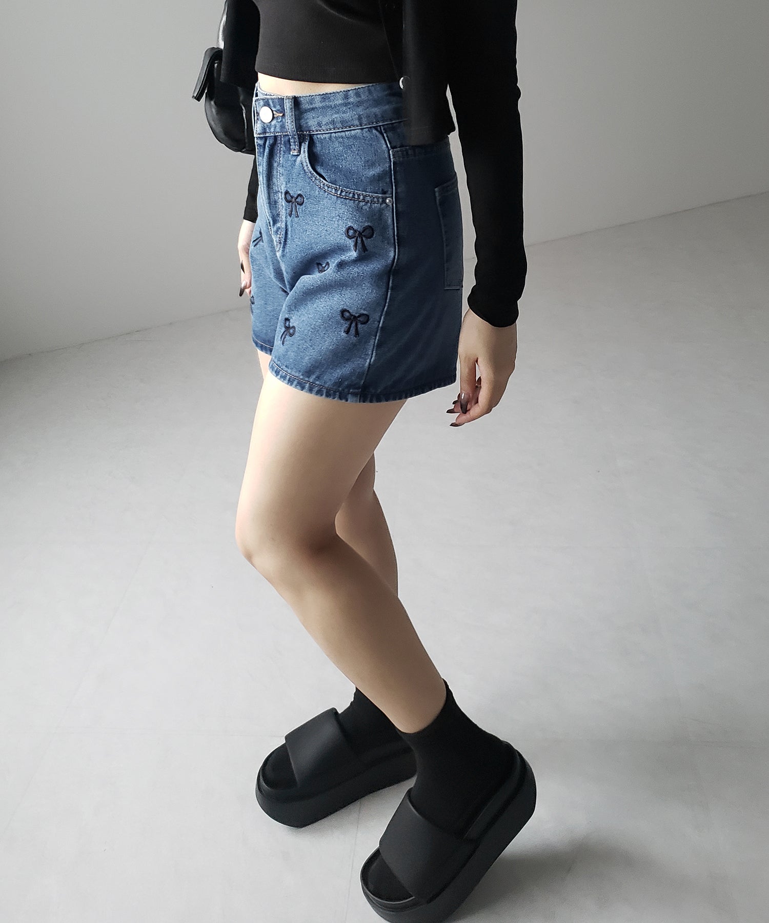 【 2color 】ミニリボン刺繍ハイウエストデニムショートパンツ / mini ribbon  embroidery high waist denim short pants