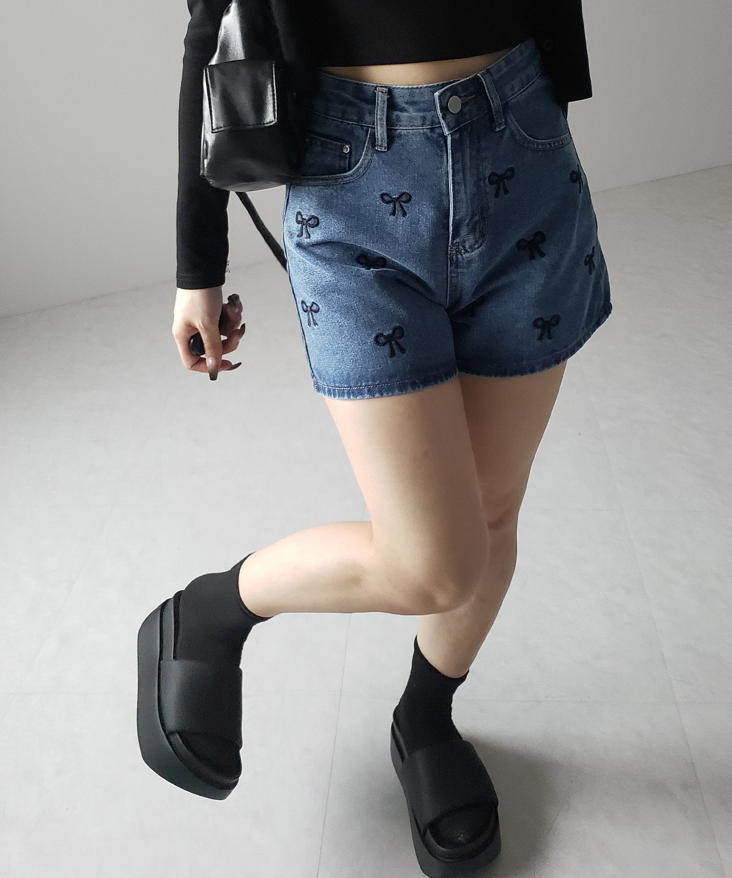 【 2color 】ミニリボン刺繍ハイウエストデニムショートパンツ / mini ribbon  embroidery high waist denim short pants