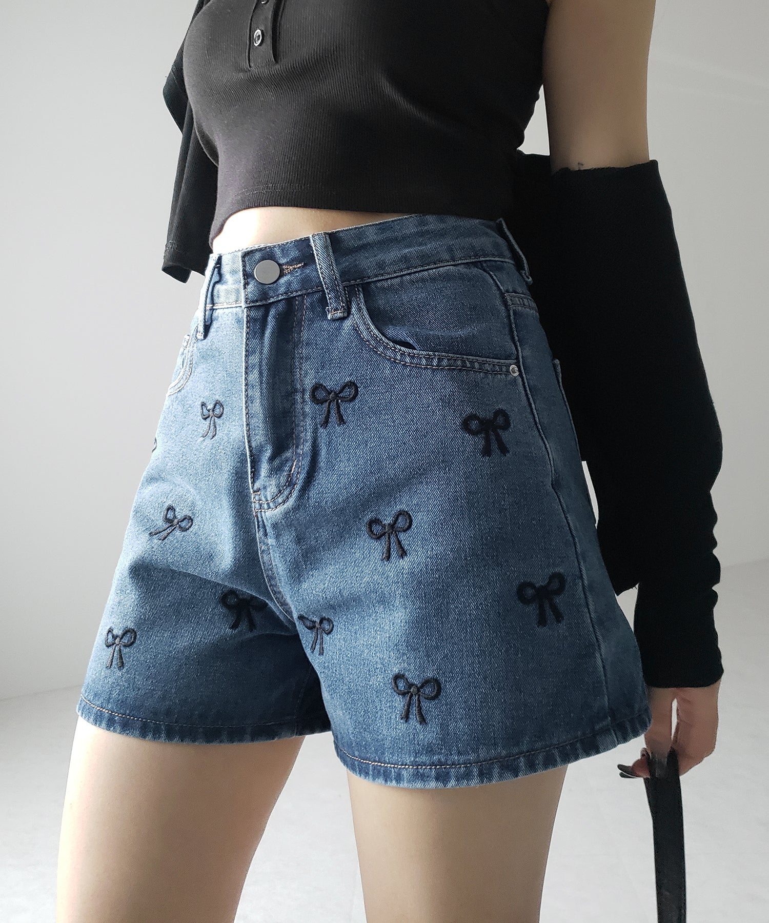 【 2color 】ミニリボン刺繍ハイウエストデニムショートパンツ / mini ribbon  embroidery high waist denim short pants