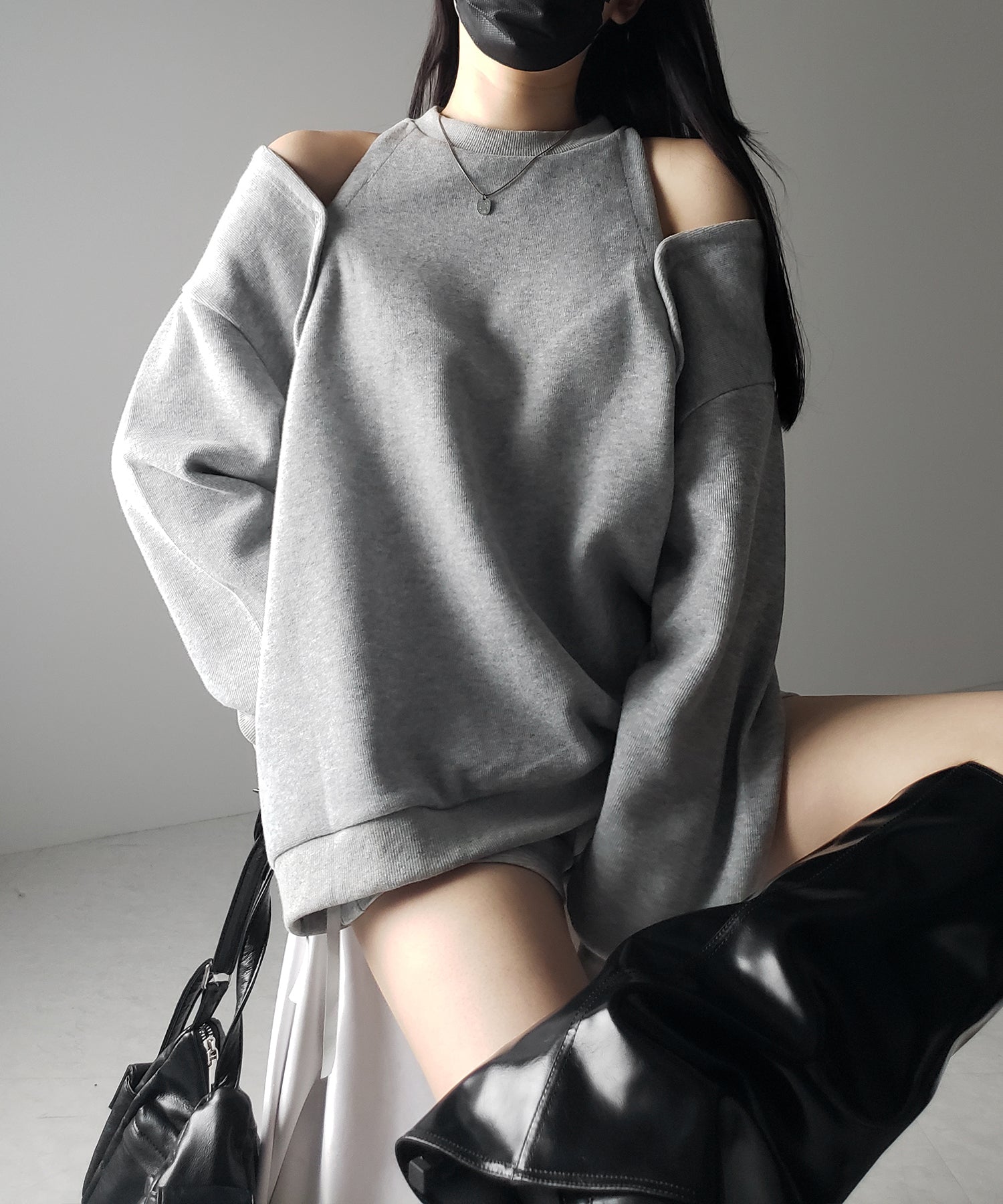 オープンショルダーカットアウトオーバースウェット / open shoulder cutout over sweat