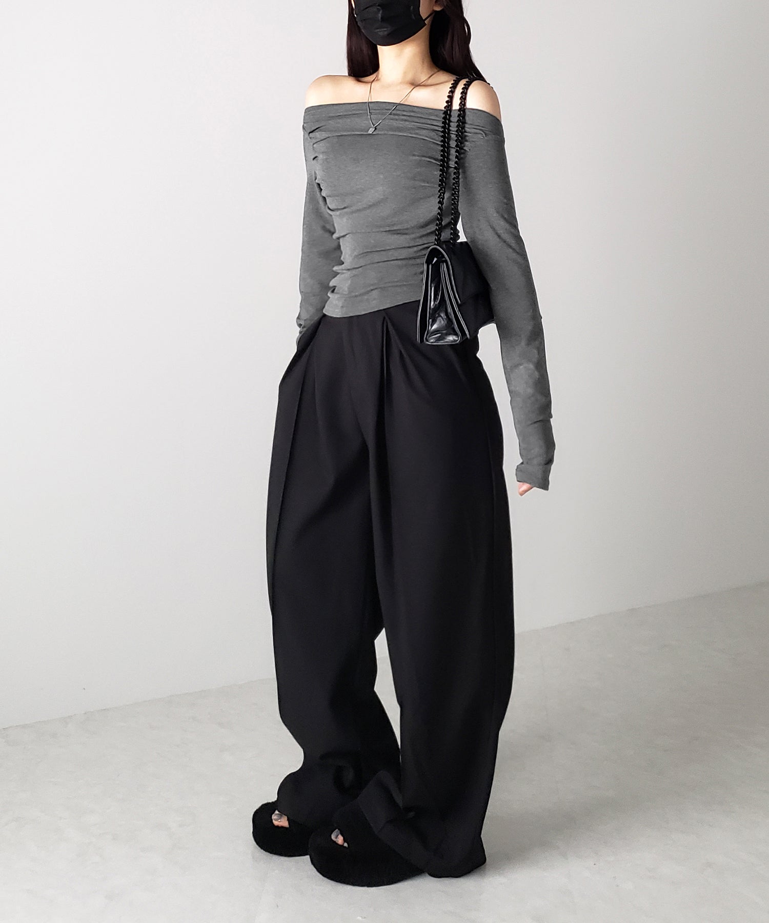 タックデザインドレープオフショルダートップス