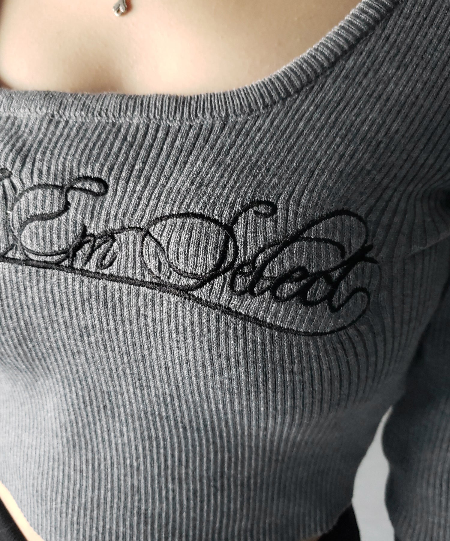 レタリングロゴ刺繍スクエアネックショートリブニットトップス / lettering logo embroidery square neck short rib knit tops