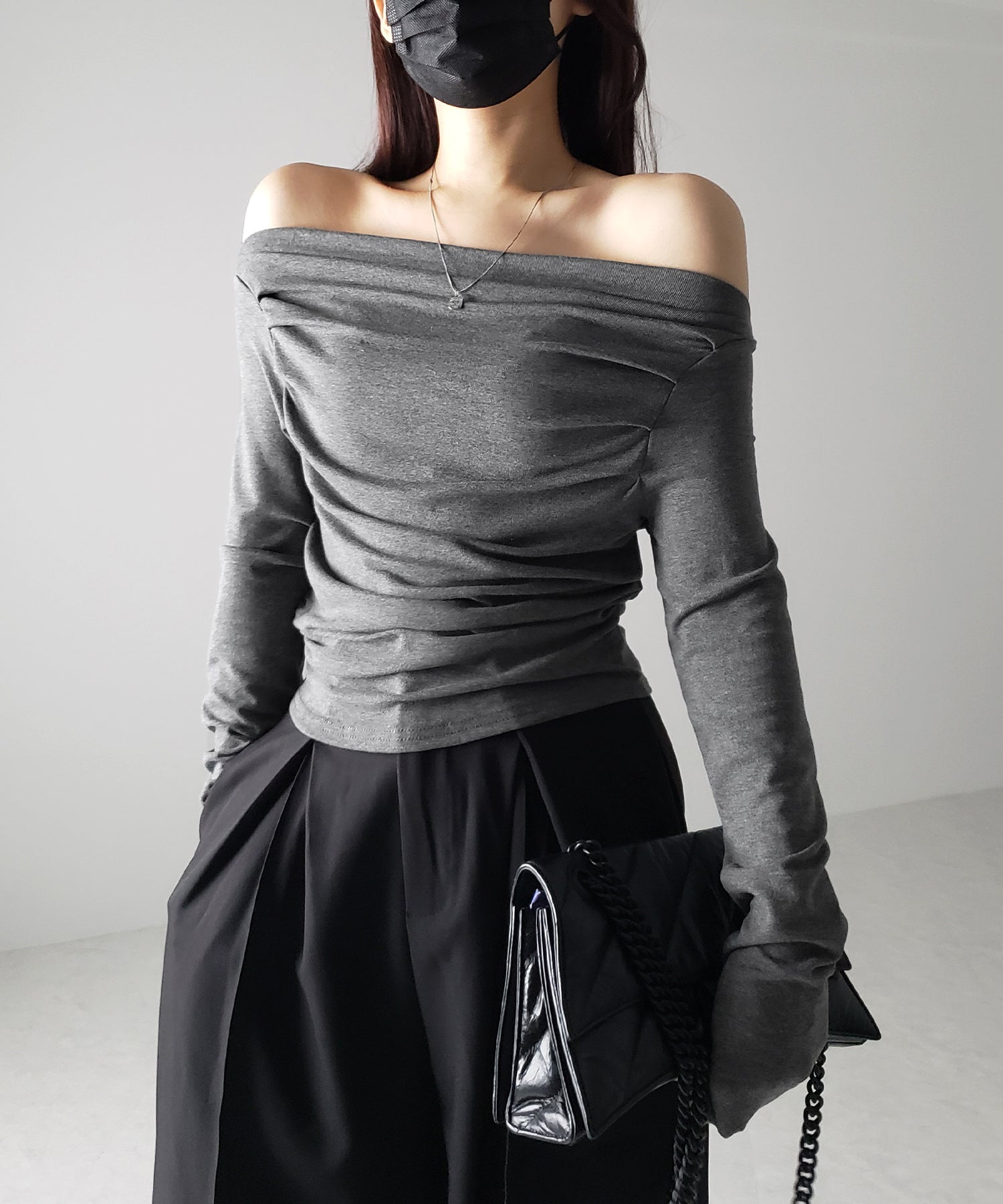 タックデザインドレープオフショルダートップス
