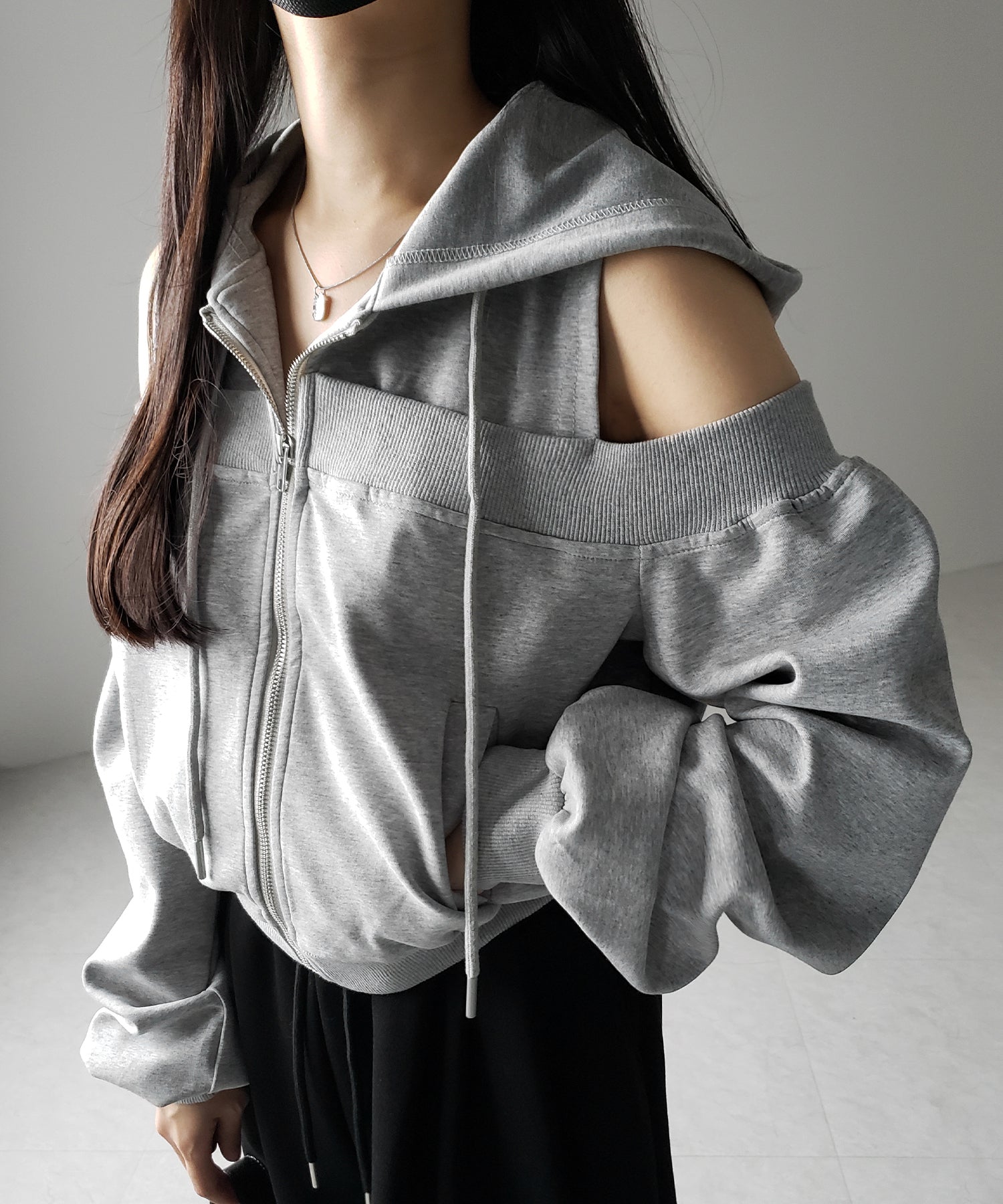 オープンショルダーカットアウトジップアップパーカー / open shoulder cut out zip up hoodie