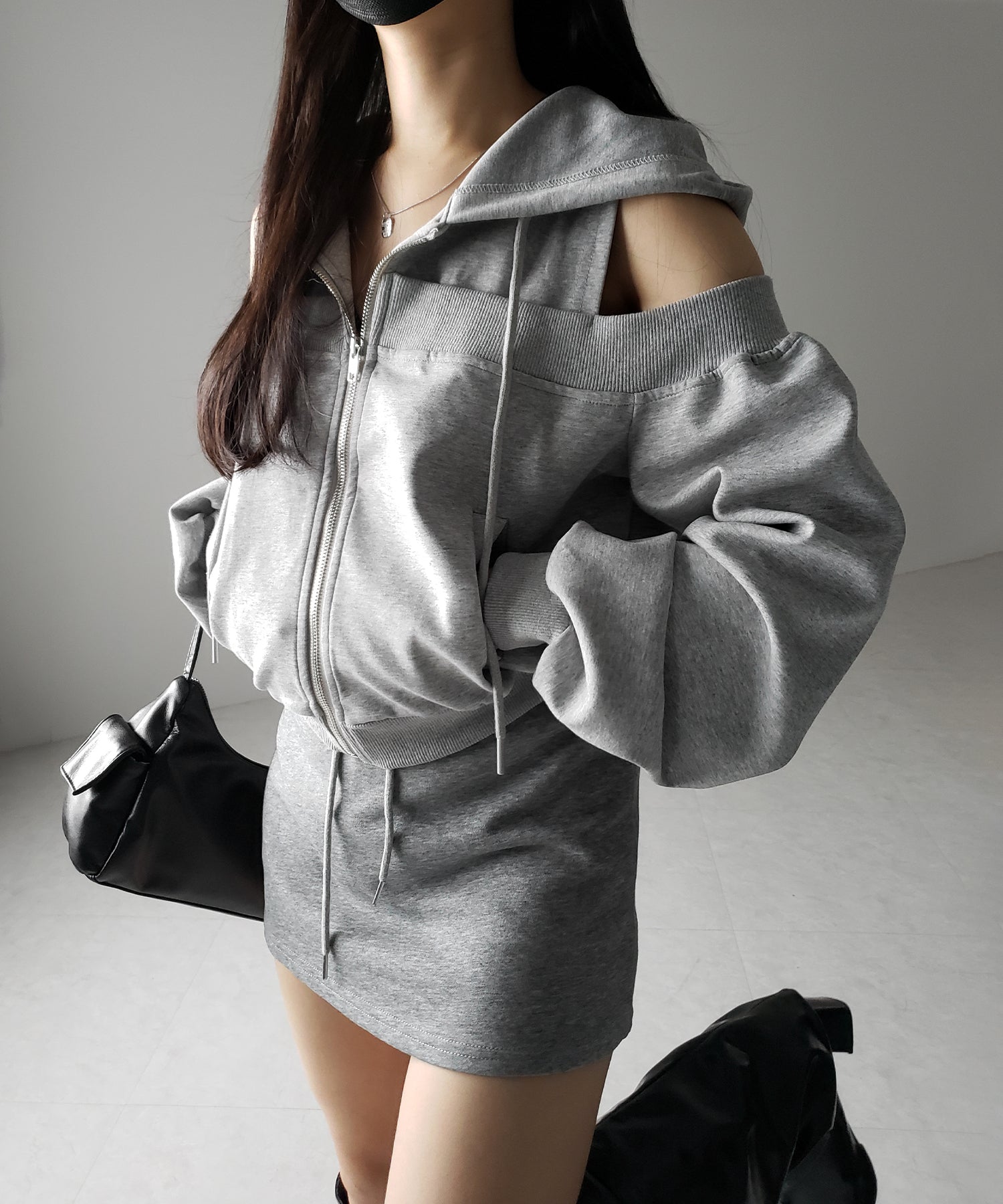 オープンショルダーカットアウトジップアップパーカー / open shoulder cut out zip up hoodie