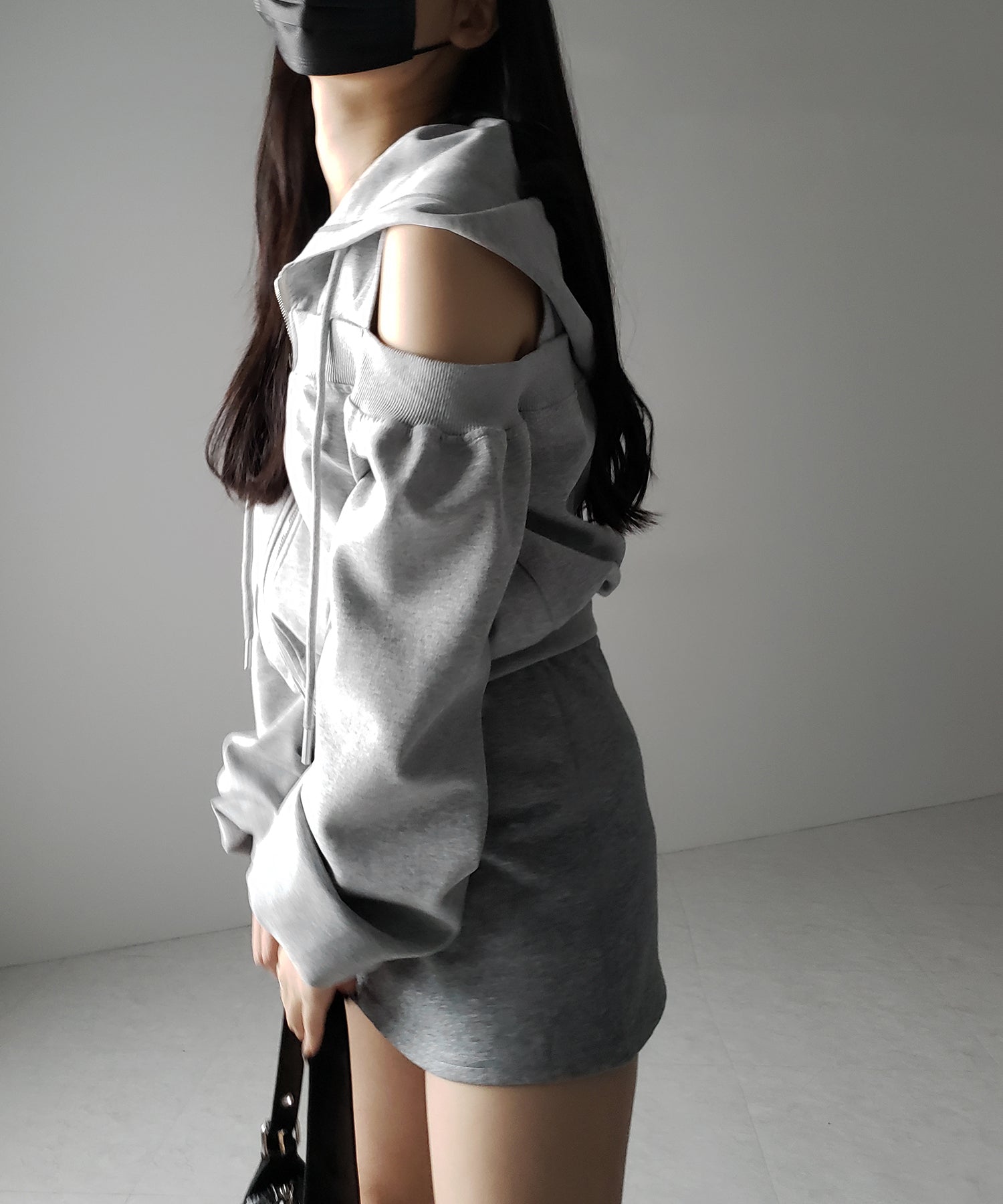 オープンショルダーカットアウトジップアップパーカー / open shoulder cut out zip up hoodie