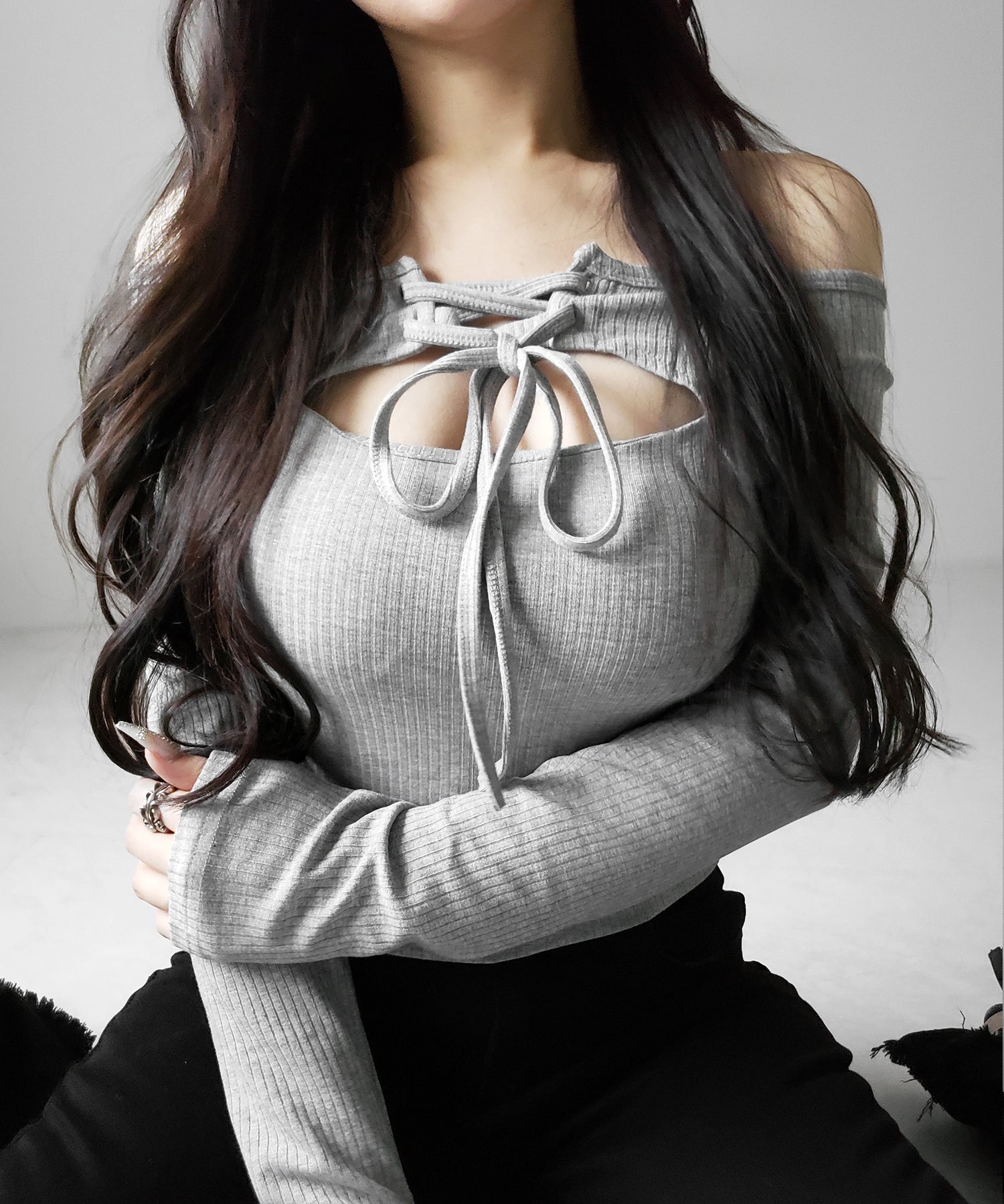 レースアップリボンカットアウトオフショルリブロンT / lace up ribbon cutout offshoulder ribbed long T-shirt