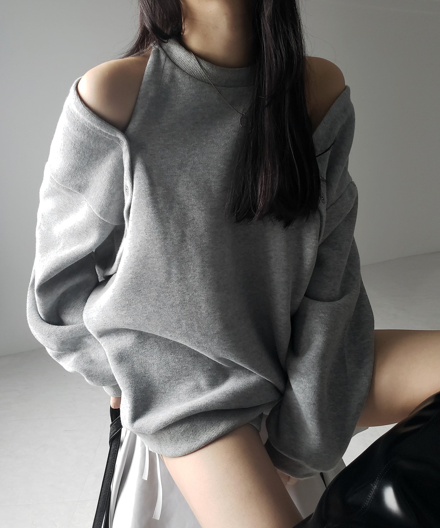オープンショルダーカットアウトオーバースウェット / open shoulder cutout over sweat