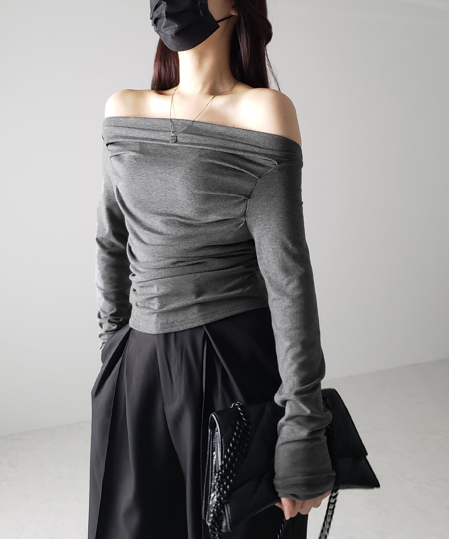 タックデザインドレープオフショルダートップス
