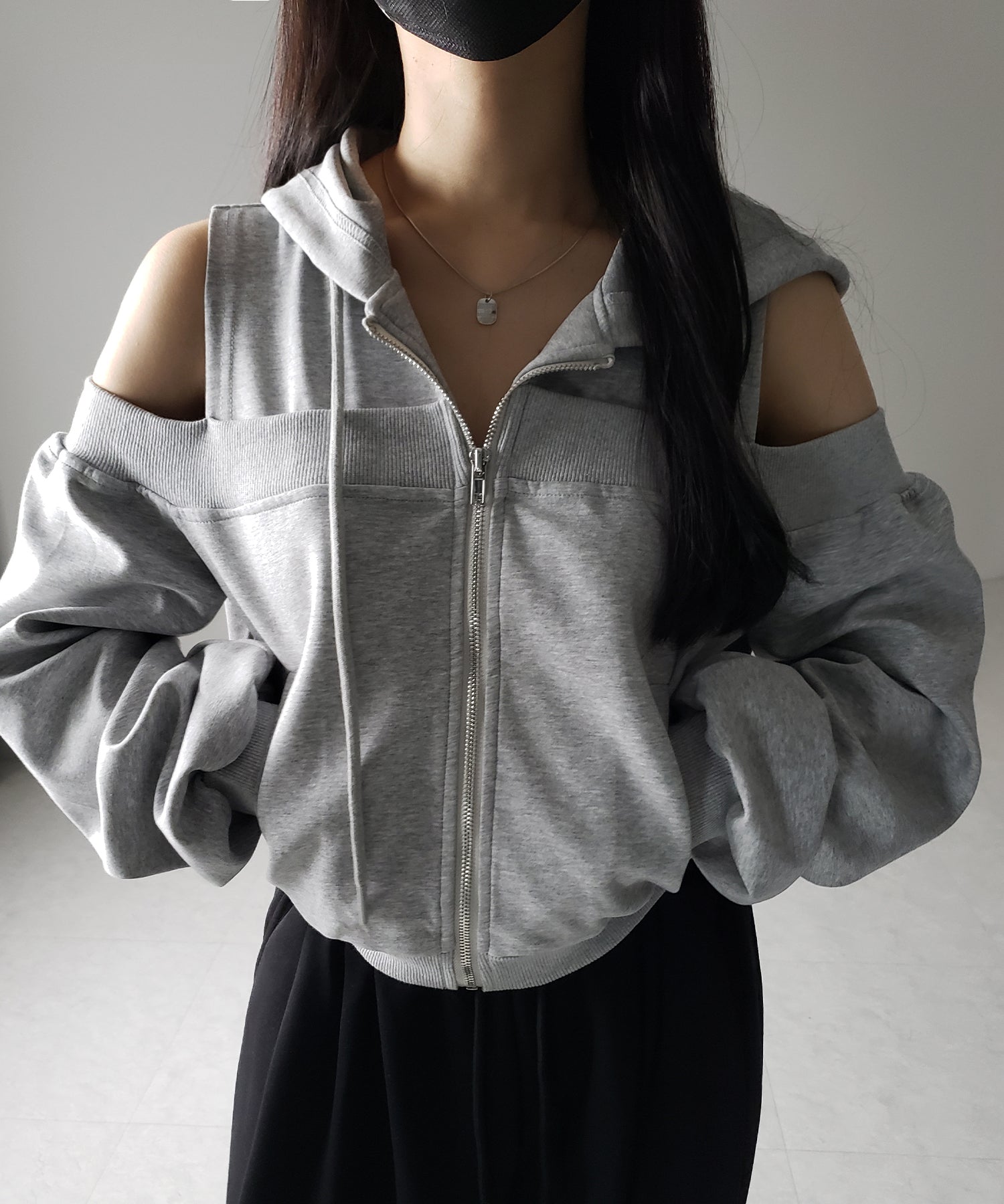 オープンショルダーカットアウトジップアップパーカー / open shoulder cut out zip up hoodie