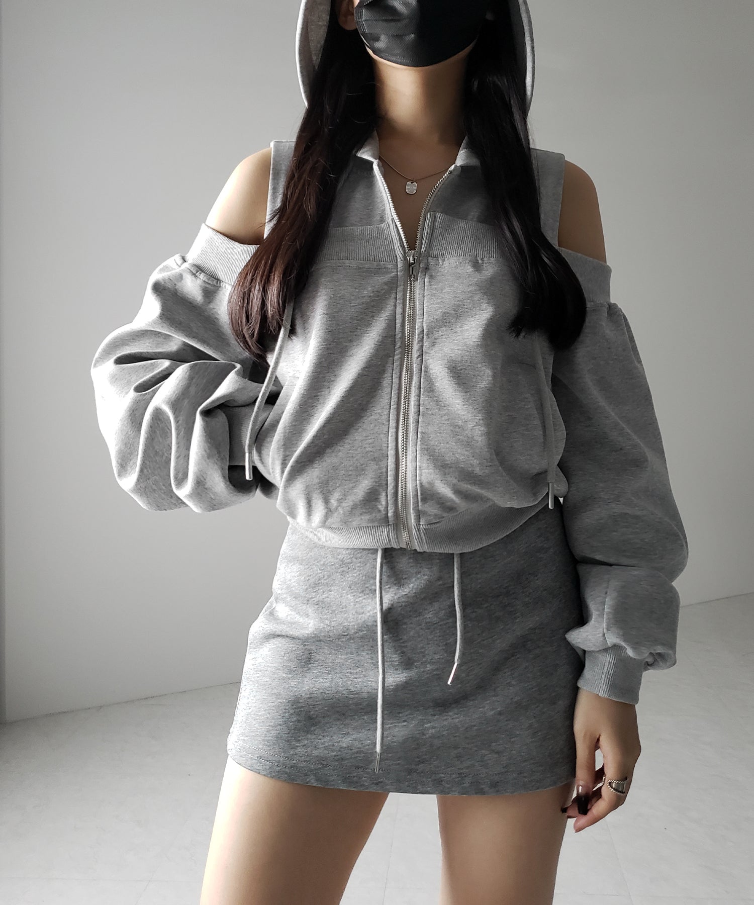 オープンショルダーカットアウトジップアップパーカー / open shoulder cut out zip up hoodie