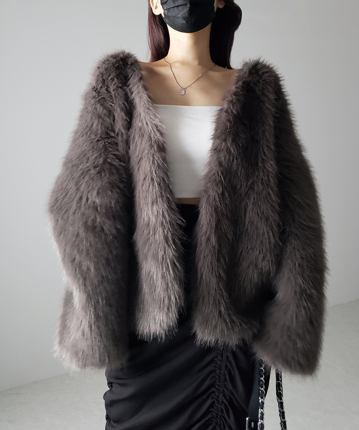 ノーカラーボリュームフェイクファーコート