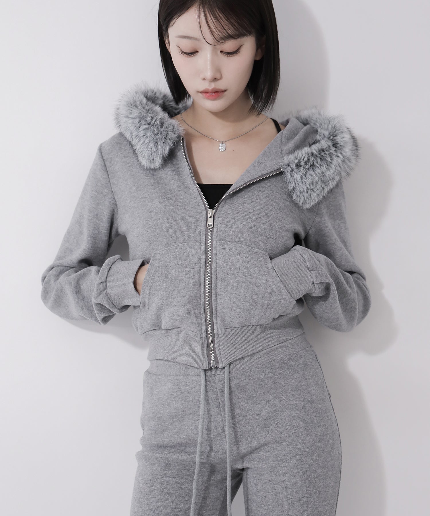 【 セットアップ 】ファーフードショートパーカー&スウェットフレアパンツ / Fur short hoodie & sweat flare pants SETUP
