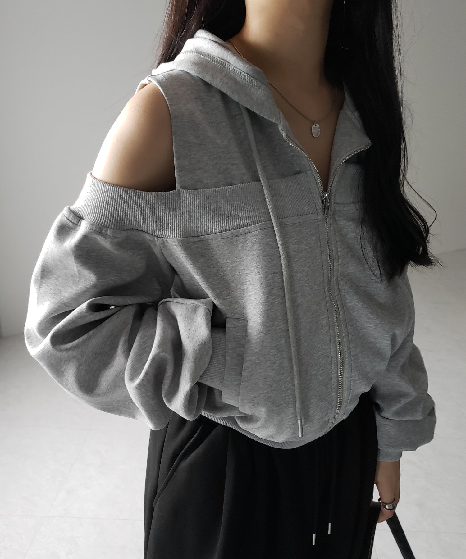 オープンショルダーカットアウトジップアップパーカー / open shoulder cut out zip up hoodie