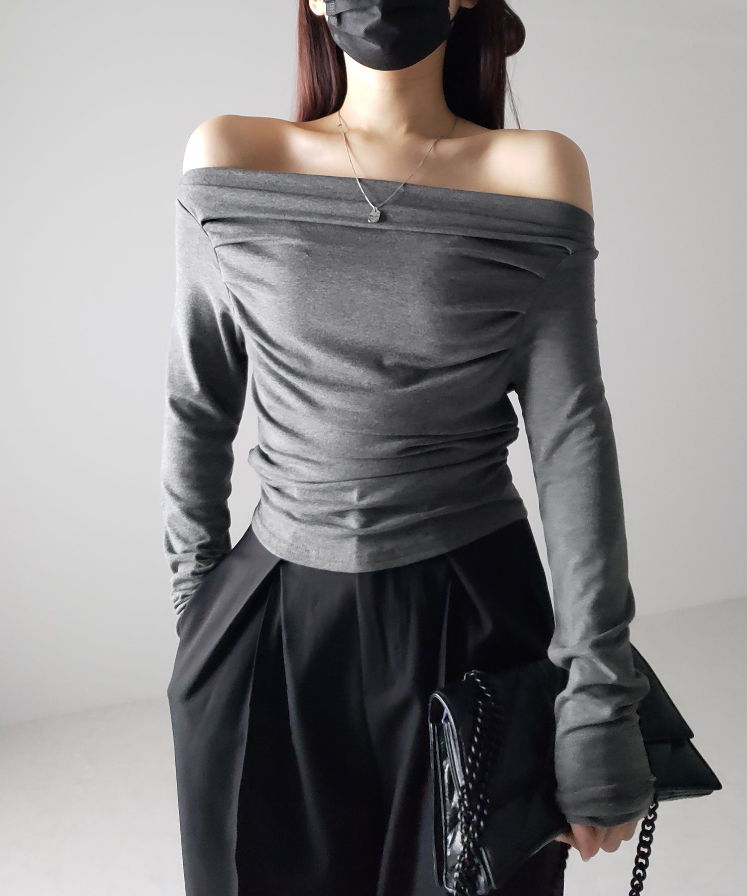 タックデザインドレープオフショルダートップス